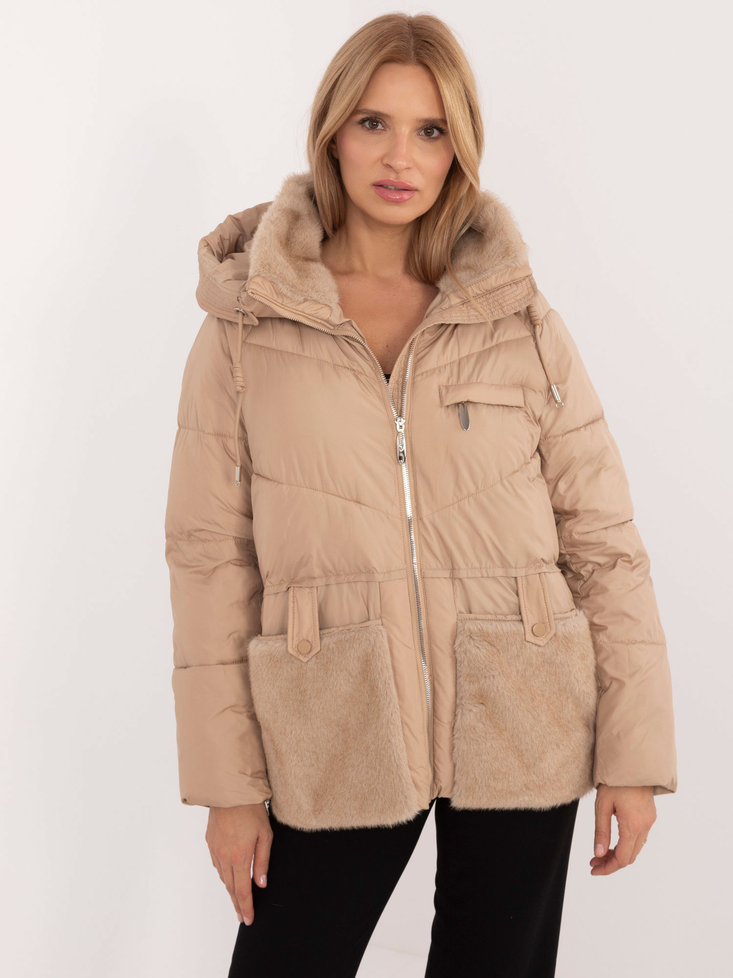 Béžová dámska prešívaná zimná bunda s kožúškom MBM-KR-2637.31P-beige Veľkosť: L