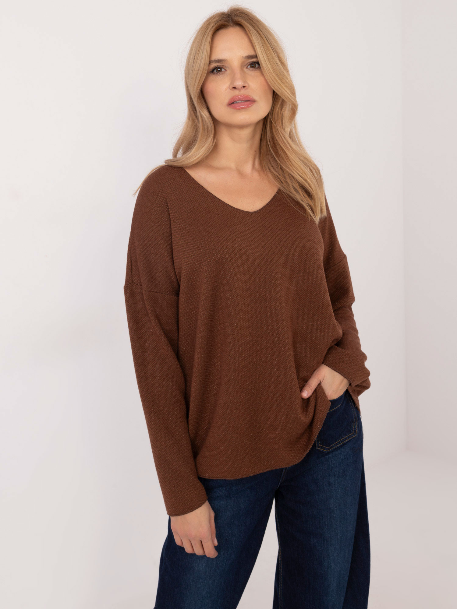 Hnedý dámsky oversize sveter s lesklou niťou DHJ-BZ-19238.26-brown Veľkosť: ONE SIZE