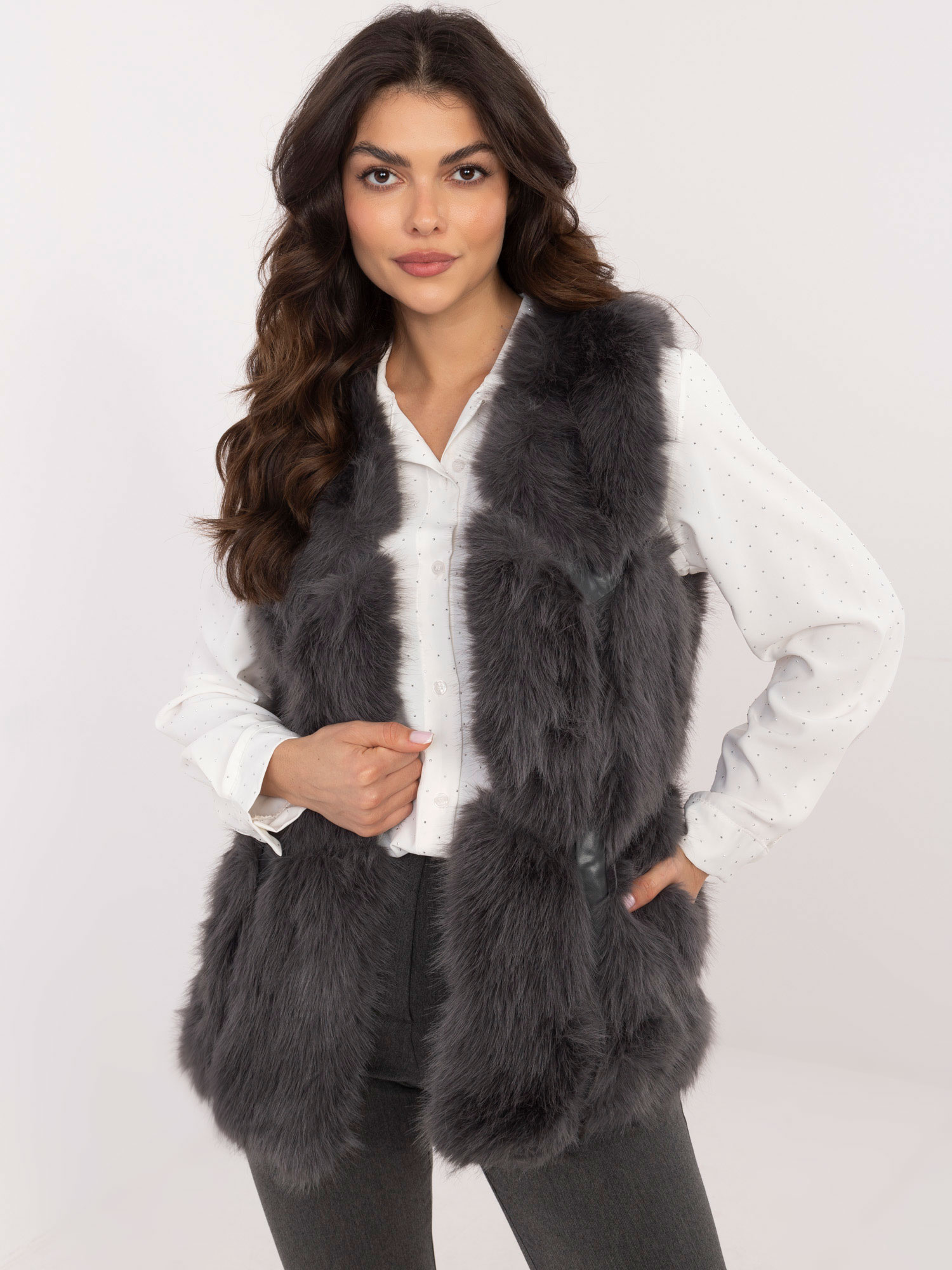 Tmavosivá dámska kožúšková vesta s vreckami AT-KZ-2375.00P-dark grey Veľkosť: M/L