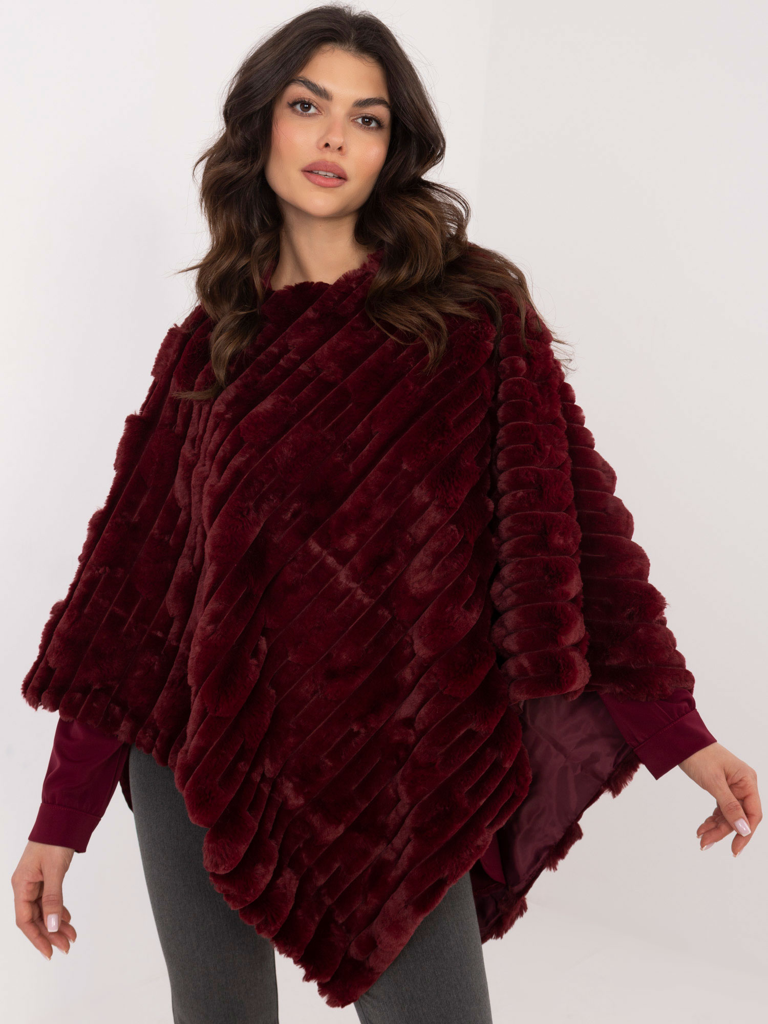 Bordó kožušinové teplé pončo AT-PN-2347.68-bordo Veľkosť: ONE SIZE