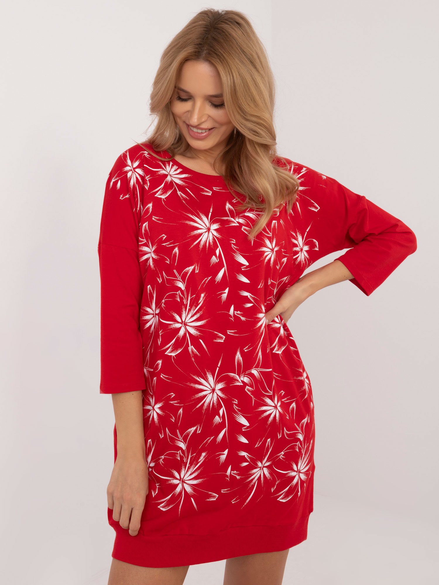 Červené dámske mikinové šaty s potlačou a vreckami RV-SK-9981.50-red Veľkosť: ONE SIZE