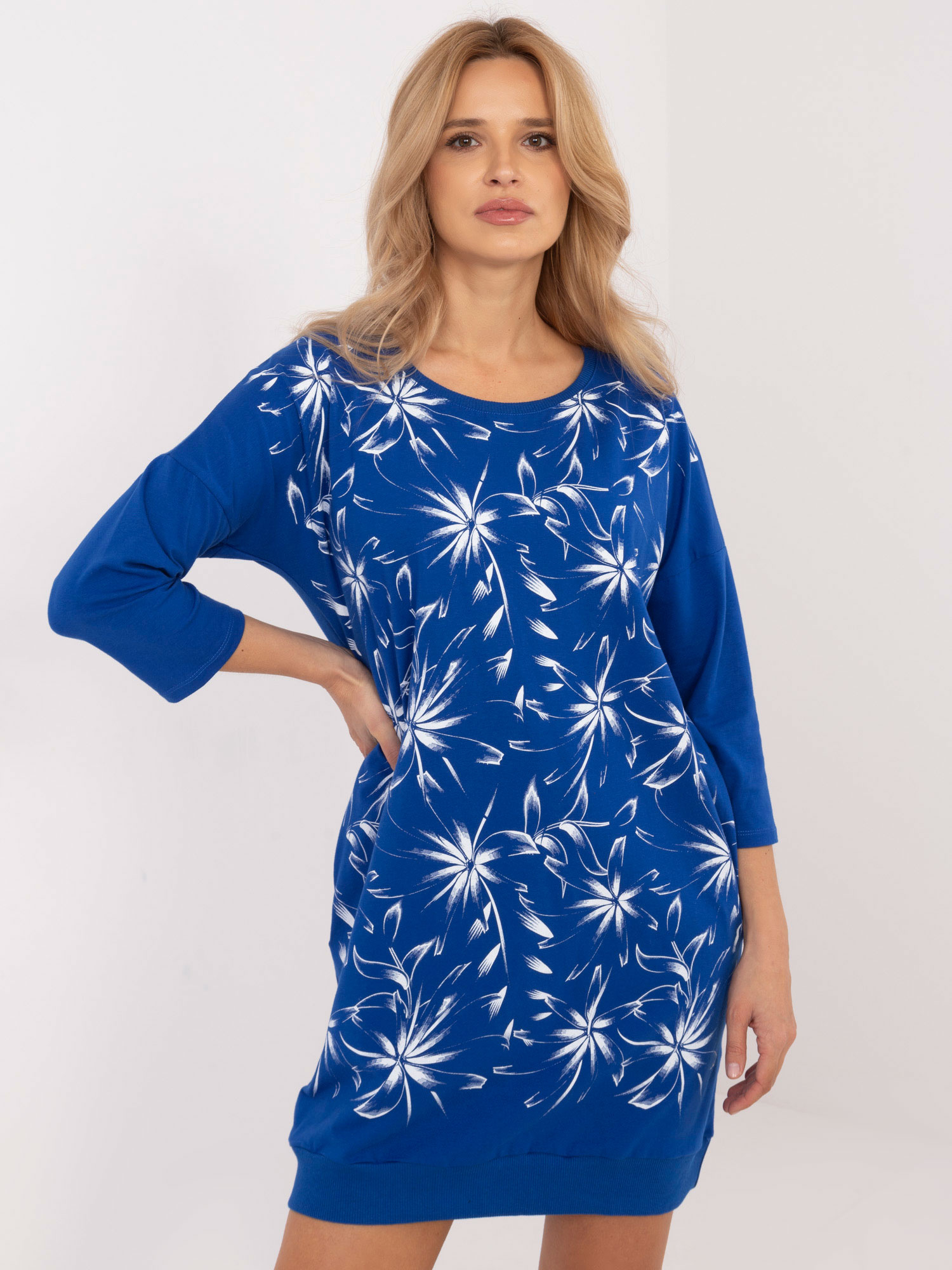 Kobaltovo modré dámske mikinové šaty s potlačou a vreckami RV-SK-9981.50-blue Veľkosť: ONE SIZE