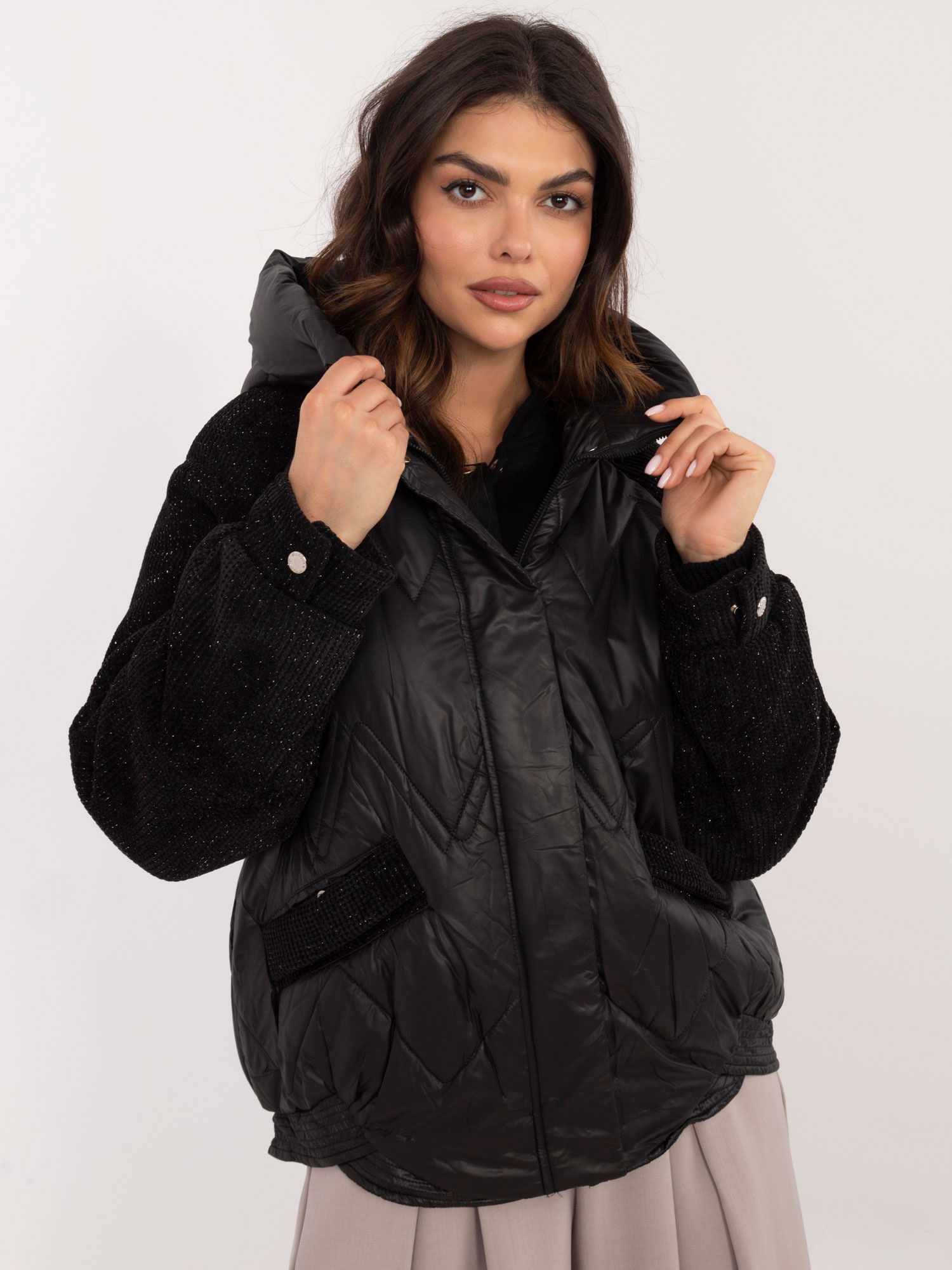 Čierna dámska prechodná bunda s lesklými rukávmi MBM-KR-AJ218-003.16P-black Veľkosť: M