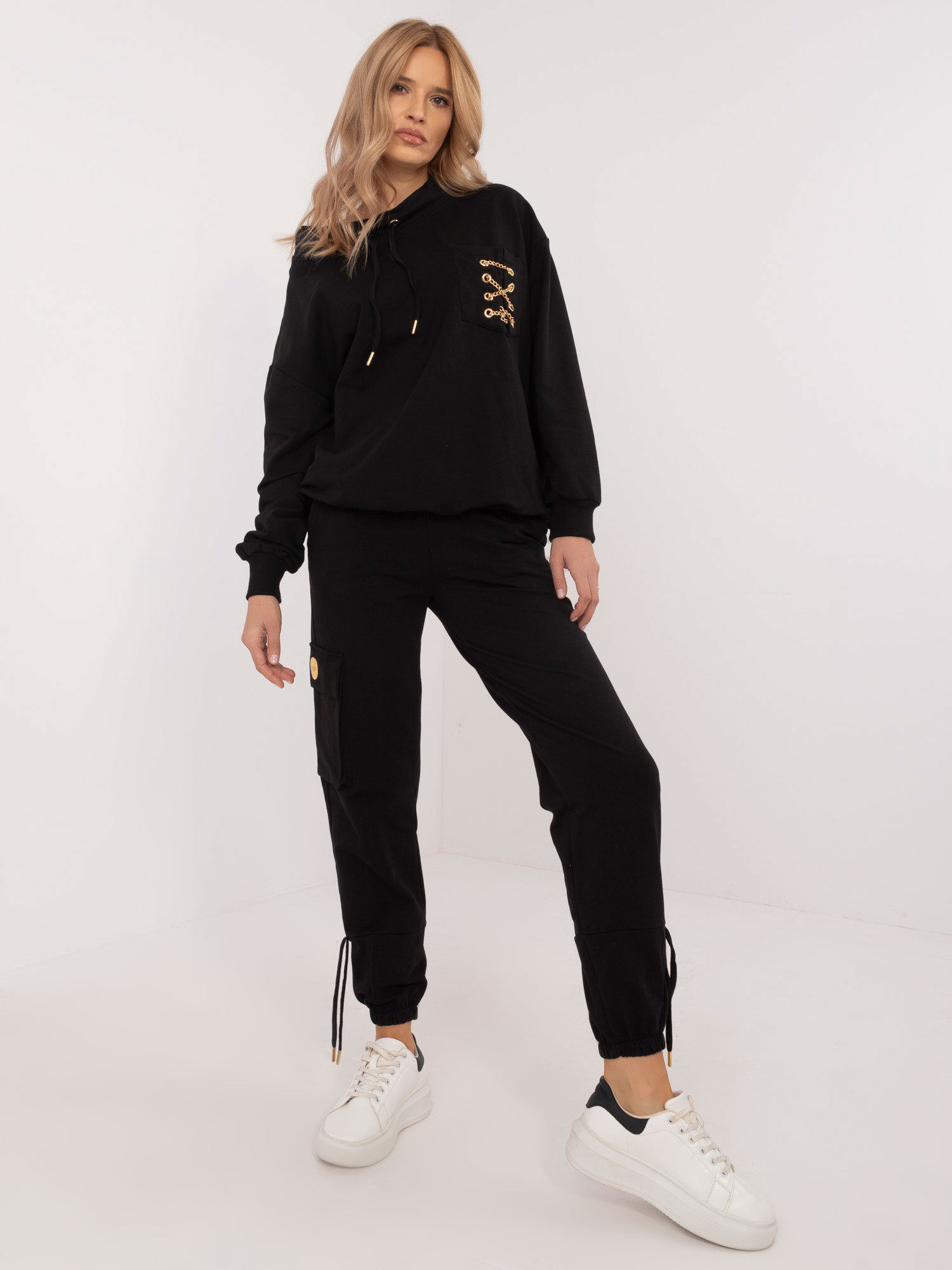 Čierna dámska tepláková súprava s ozdobnými retiazkami CLM-KMPL-1278.08P-black Veľkosť: M