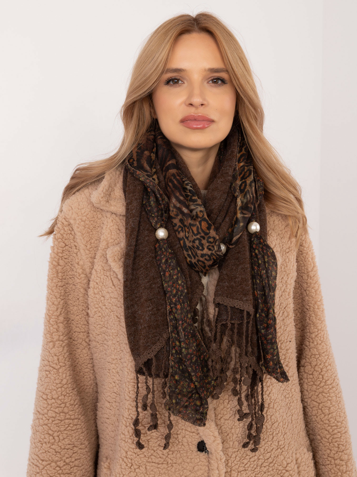 Tmavohnedý dámsky šál so zvieracím vzorom a strapcami AT-SZ-0247.83P-dark brown Veľkosť: ONE SIZE