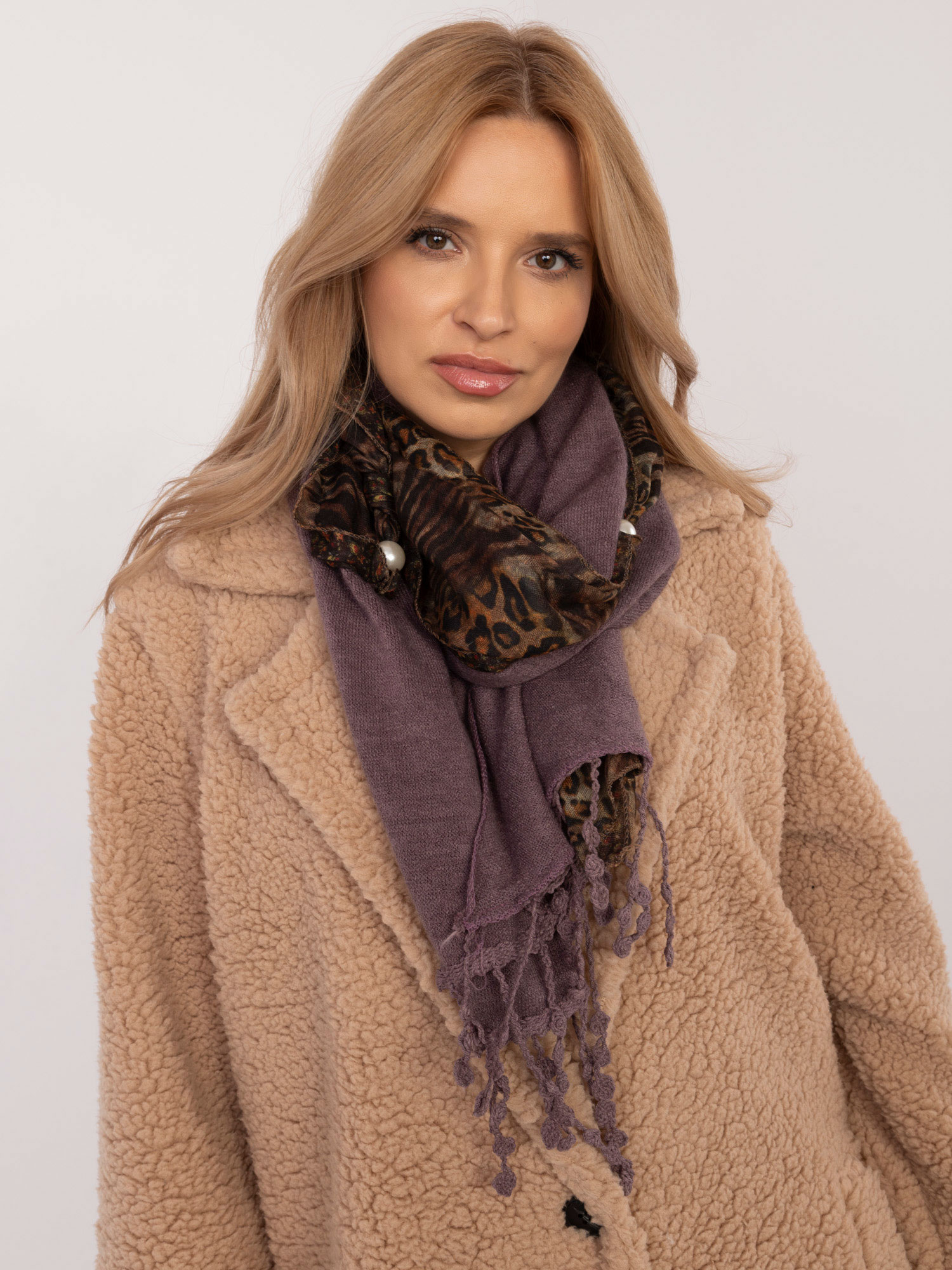 Fialovo-hnedý dámsky šál so zvieracím vzorom a strapcami AT-SZ-0247.83P-purple-brown Veľkosť: ONE SIZE