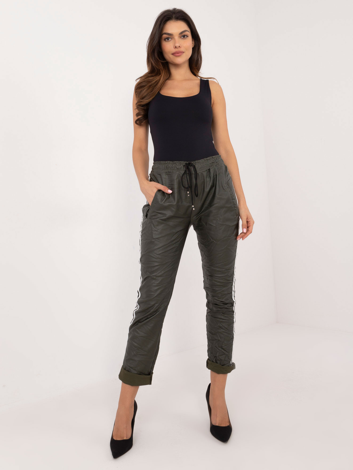 Khaki dámske koženkové nohavice s vreckami DHJ-SP-21557.35-khaki Veľkosť: ONE SIZE