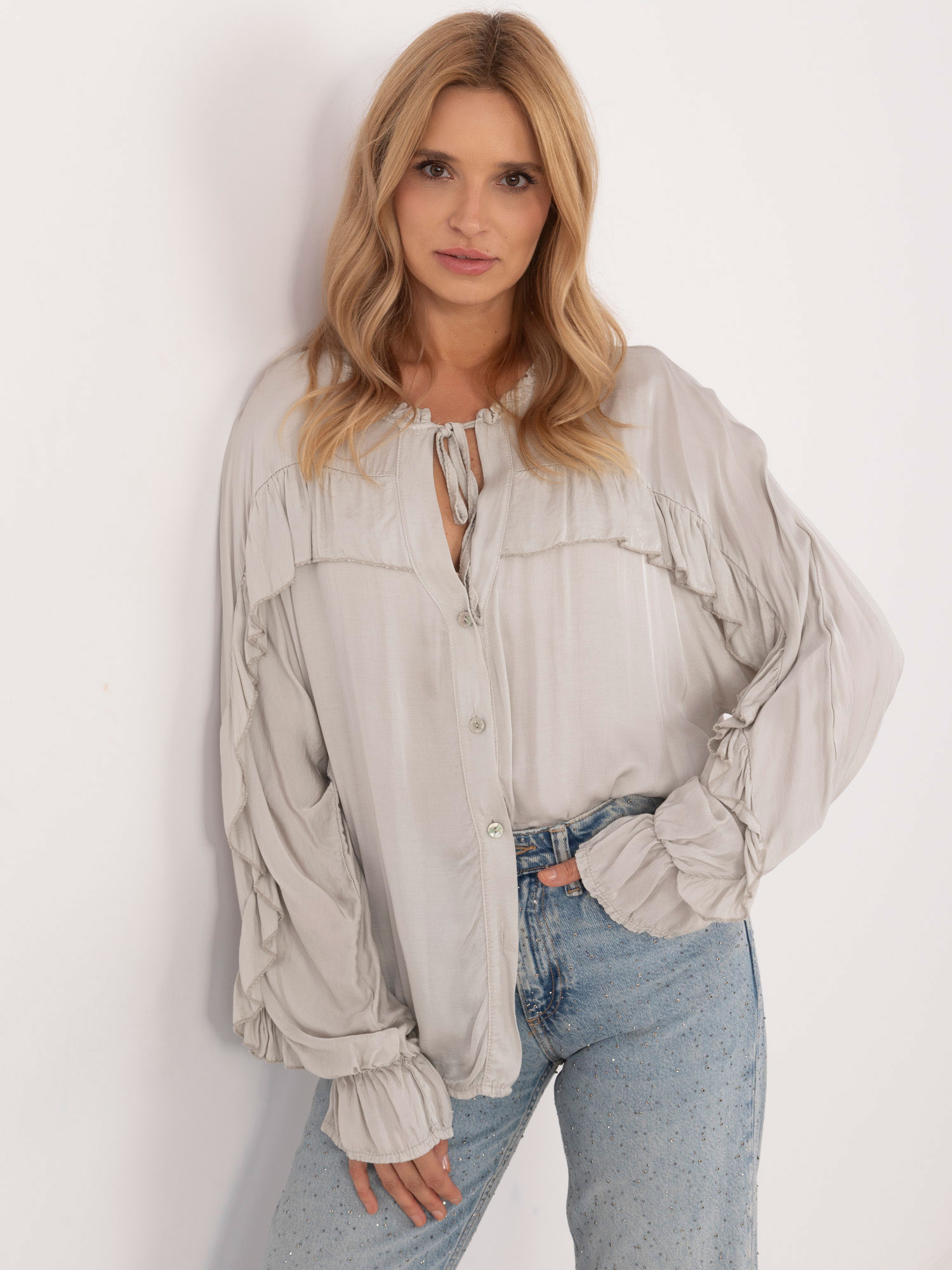 Svetlosivá dámska košeľa s volánom a viazaným výstrihom TW-KS-BI-12022.16P-light grey Veľkosť: ONE SIZE