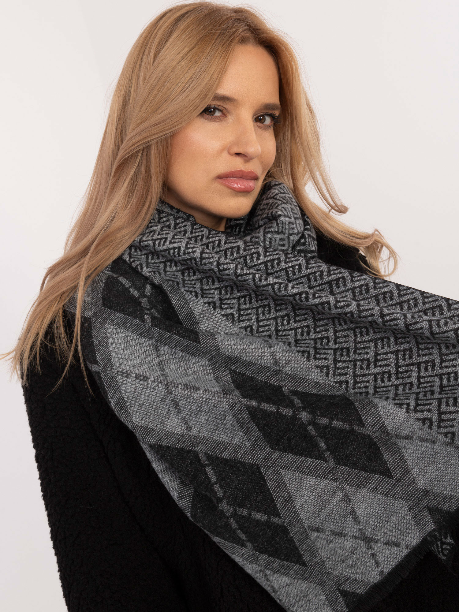 Sivo-čierna dámska šatka so vzormi AT-CH-12301.82P-grey-black Veľkosť: ONE SIZE