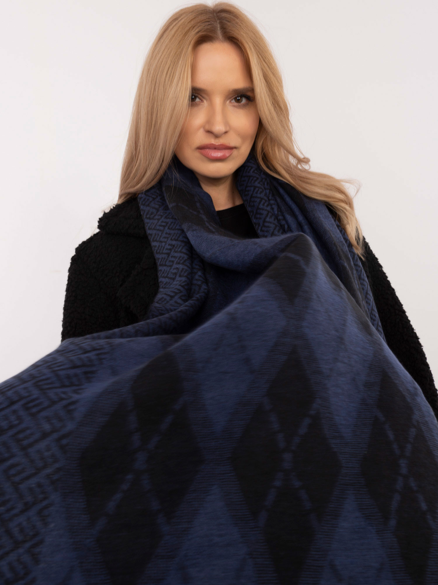 Tmavomodrá dámska šatka so vzormi AT-CH-12301.82P-black-dark blue Veľkosť: ONE SIZE