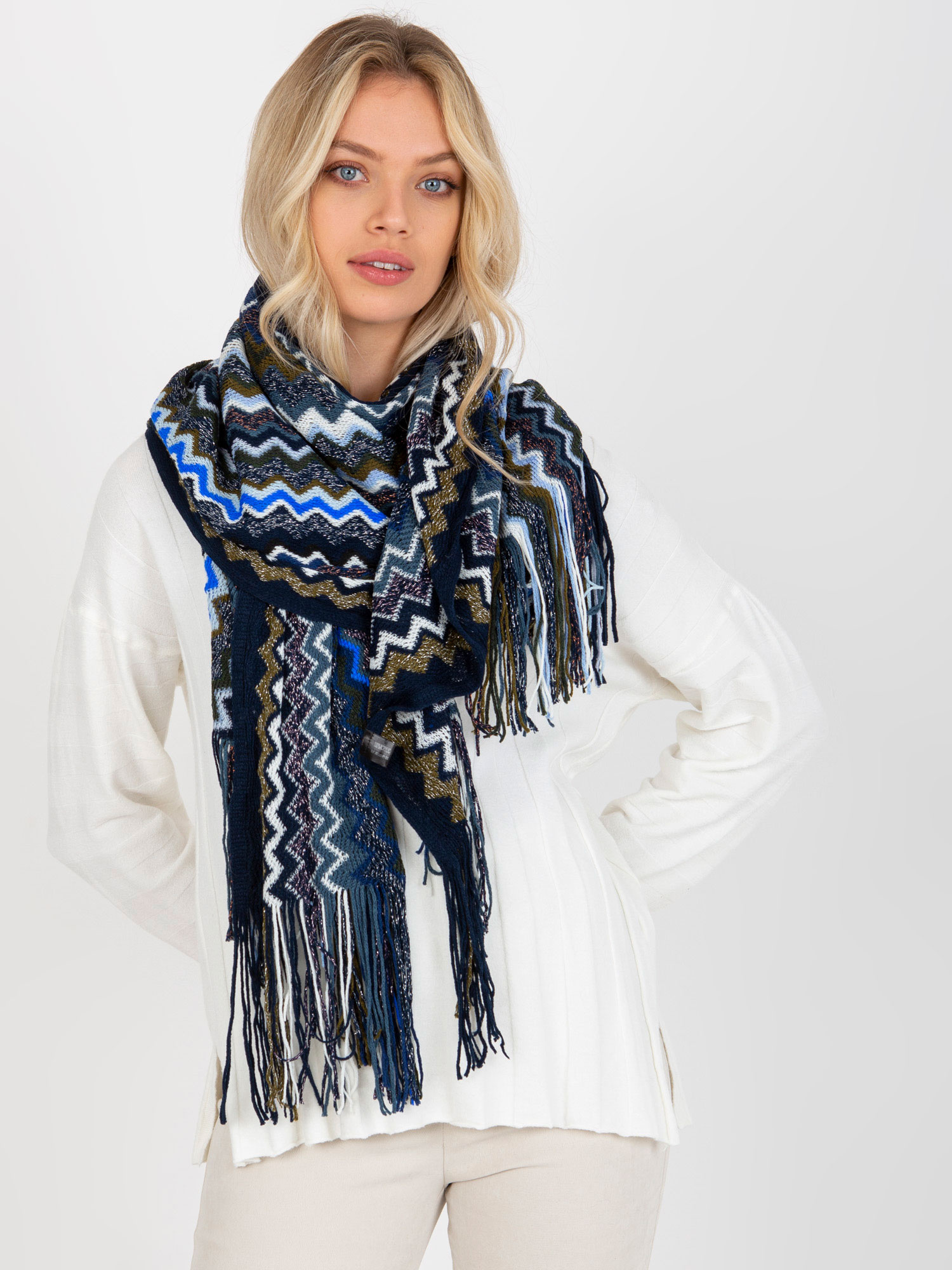 Tmavomodrá vzorovaný šál so strapcami AT-SZ-2799.12X-navy Veľkosť: ONE SIZE