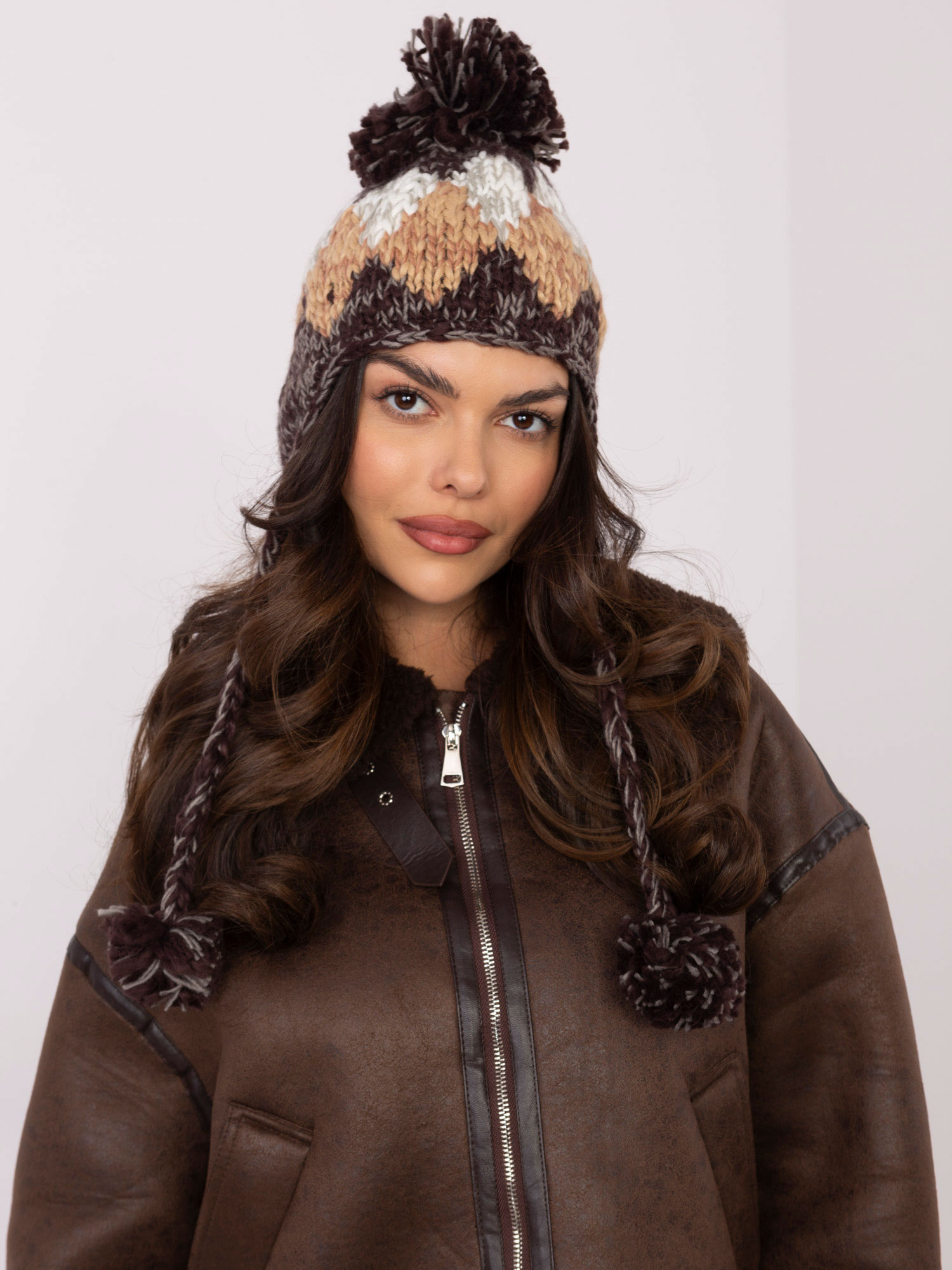 Hnedá dámska pletená ušianka s brmbolcom AT-CZ-CHA9213.91-brown Veľkosť: ONE SIZE