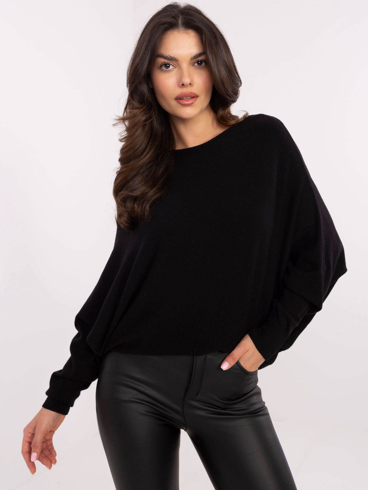 Čierny dámsky oversize sveter s netopierími rukávmi DHJ-SW-8862.91-black Veľkosť: ONE SIZE