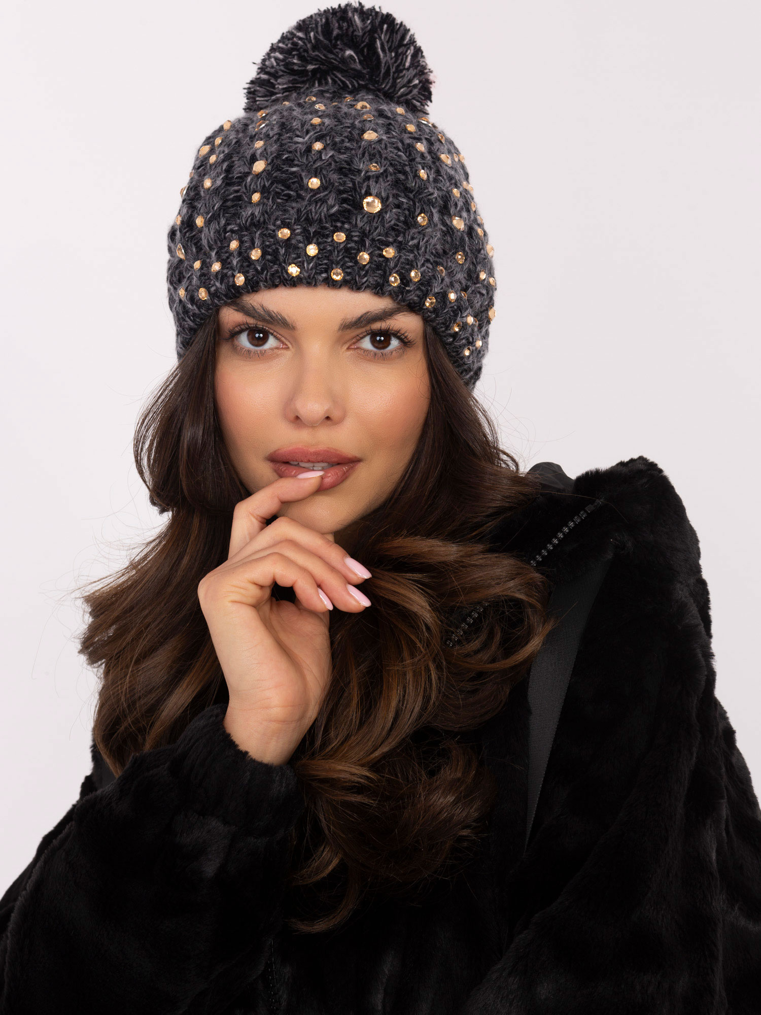 Čierna pletená zimná čiapka s kamienkami AT-SK-JY-39.32-black Veľkosť: ONE SIZE