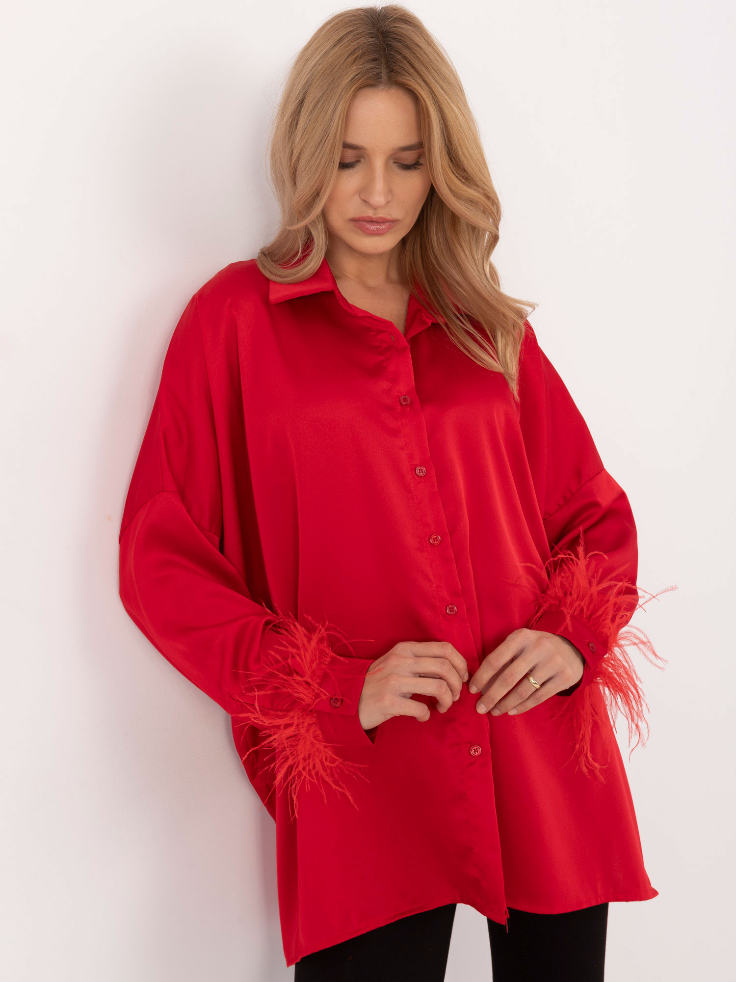 Červená dámska oversize košeľa s perím na rukávoch DHJ-KS-16879.37-red Veľkosť: ONE SIZE
