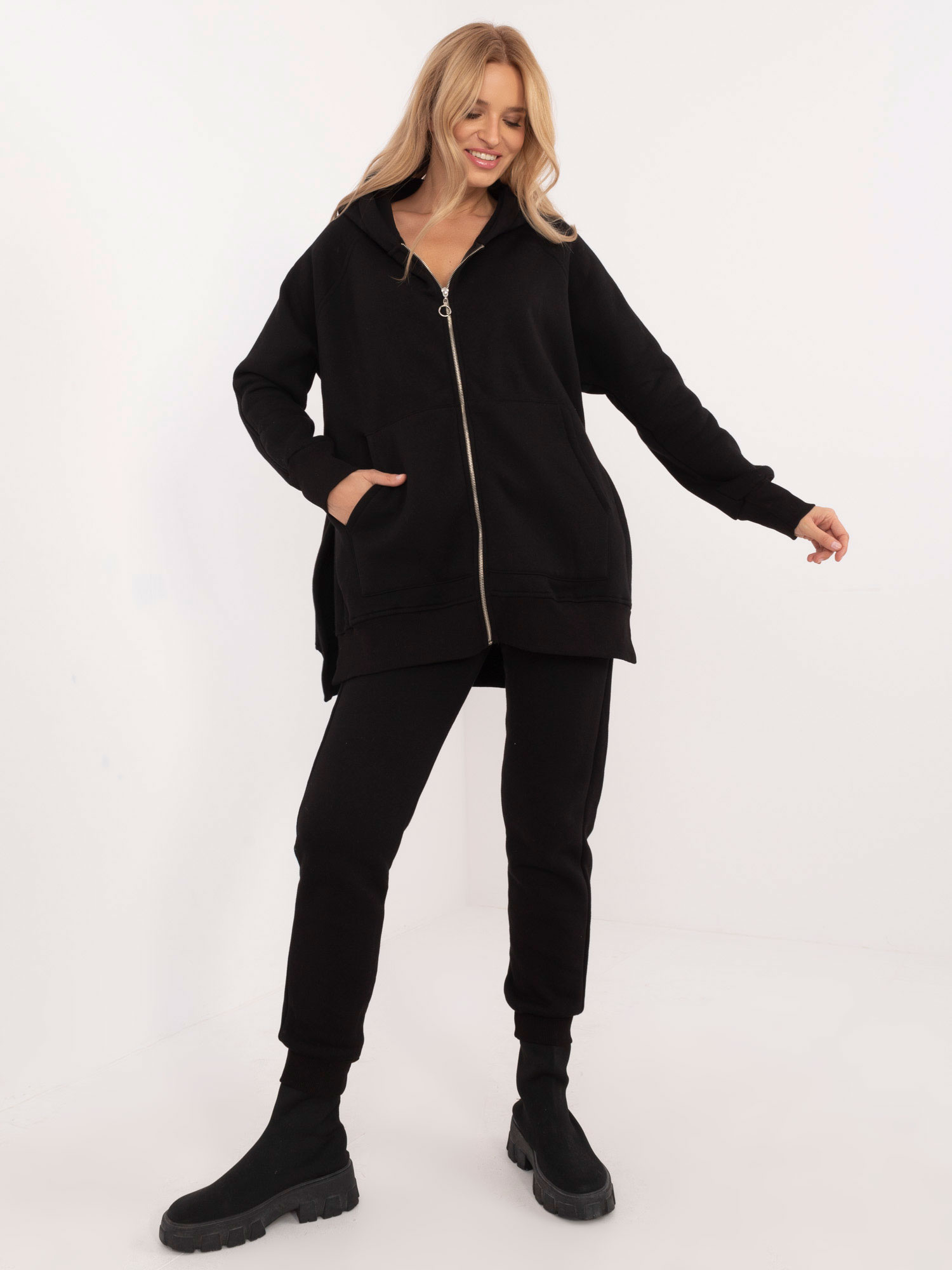 Čierna dámska hrejivá tepláková súprava s kapucňou EM-KMPL-863.16P-black Veľkosť: ONE SIZE