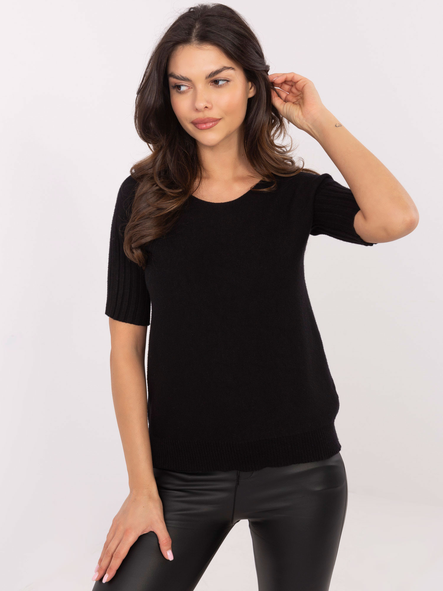 Čierny dámsky klasický sveter s krátkym rukávom DHJ-SW-9316.02P-black Veľkosť: ONE SIZE