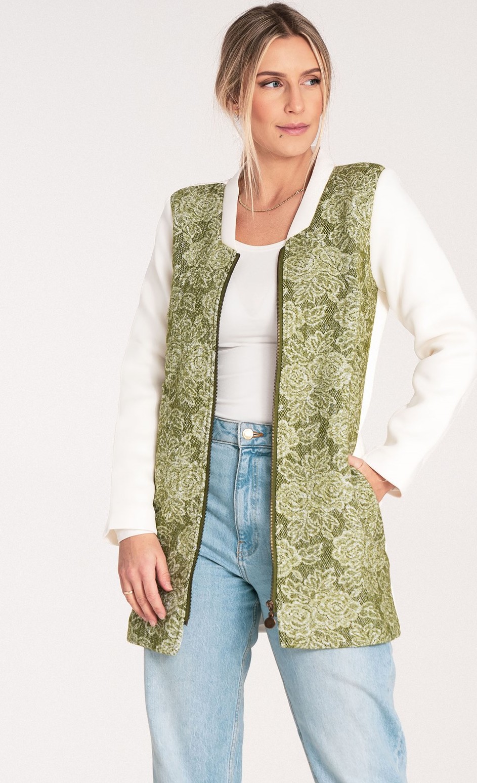 Bielo-zelený dámsky vlnený kabát s golierom M1062 white Veľkosť: XS