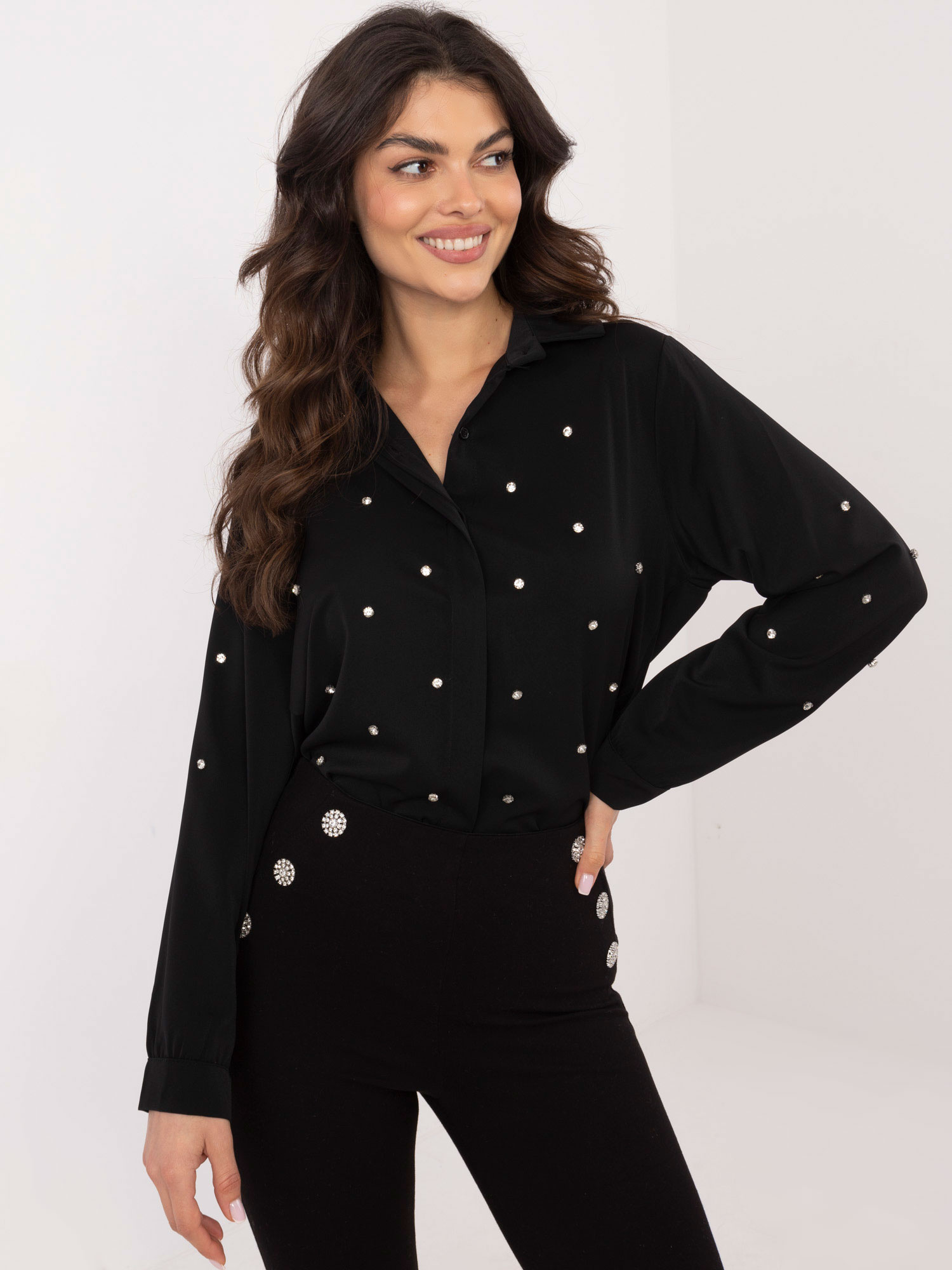 Čierna elegantná košeľa s kamienkami DHJ-KS-18397.47P-black Veľkosť: ONE SIZE