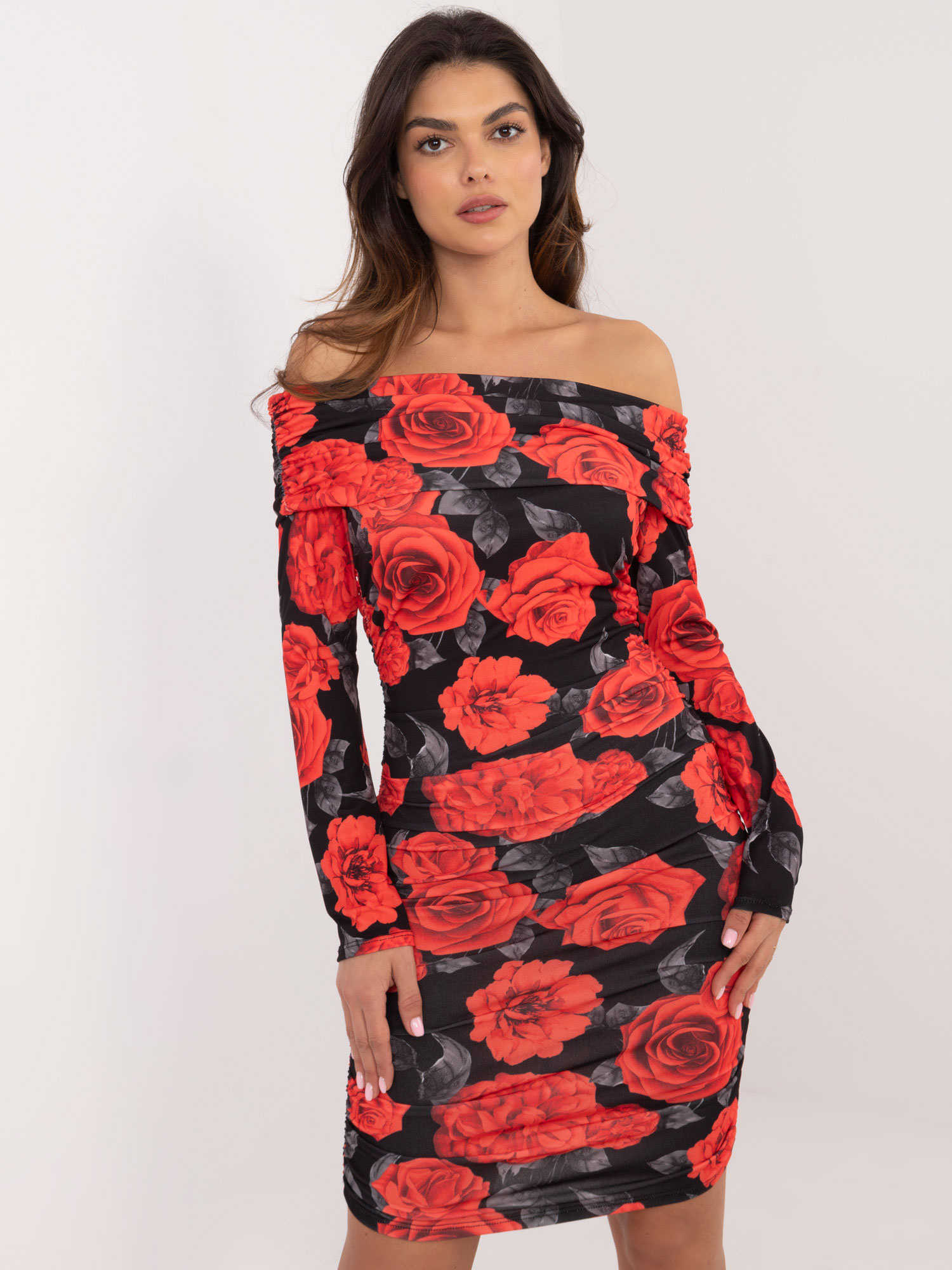 Dámske čierno-červené kvetované šaty s odhalenými ramenami DHJ-SK-18688.36-black-red Veľkosť: ONE SIZE