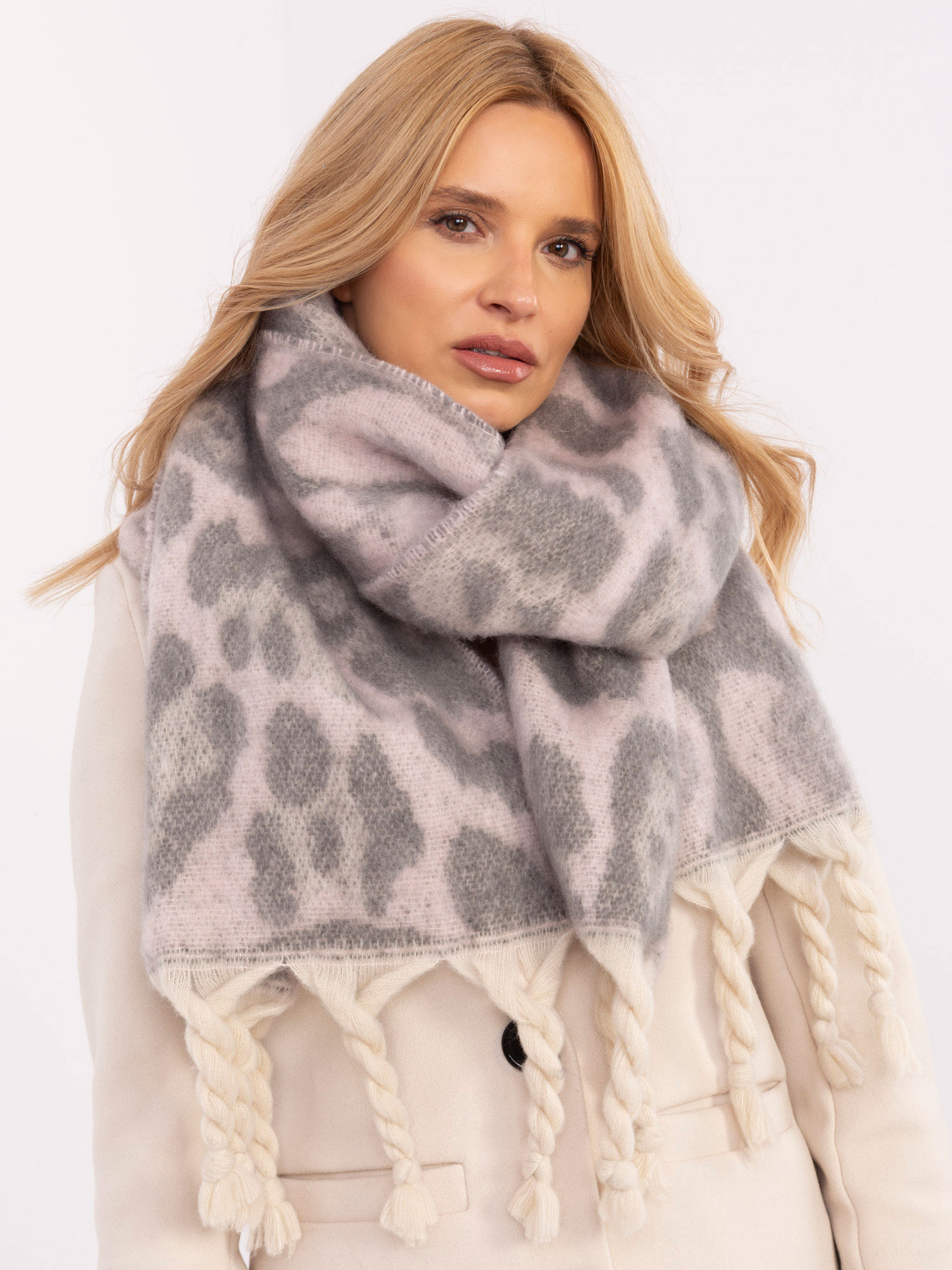 Svetloružový dámsky šál so zvieracou potlačou AT-SZ-416.99-light pink Veľkosť: ONE SIZE