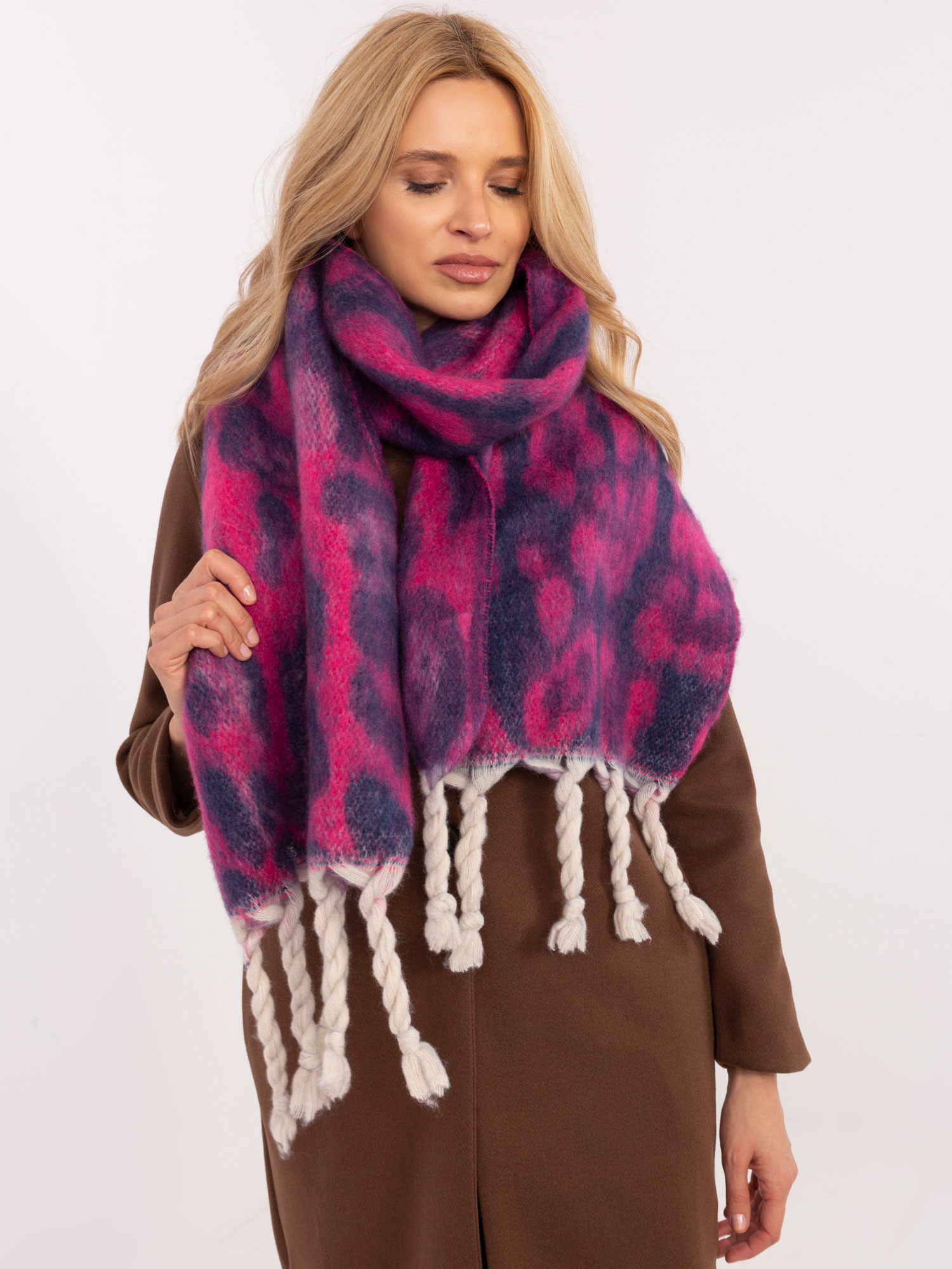 Fialovo-ružový dámsky šál so zvieracou potlačou AT-SZ-416.27P-violet Veľkosť: ONE SIZE