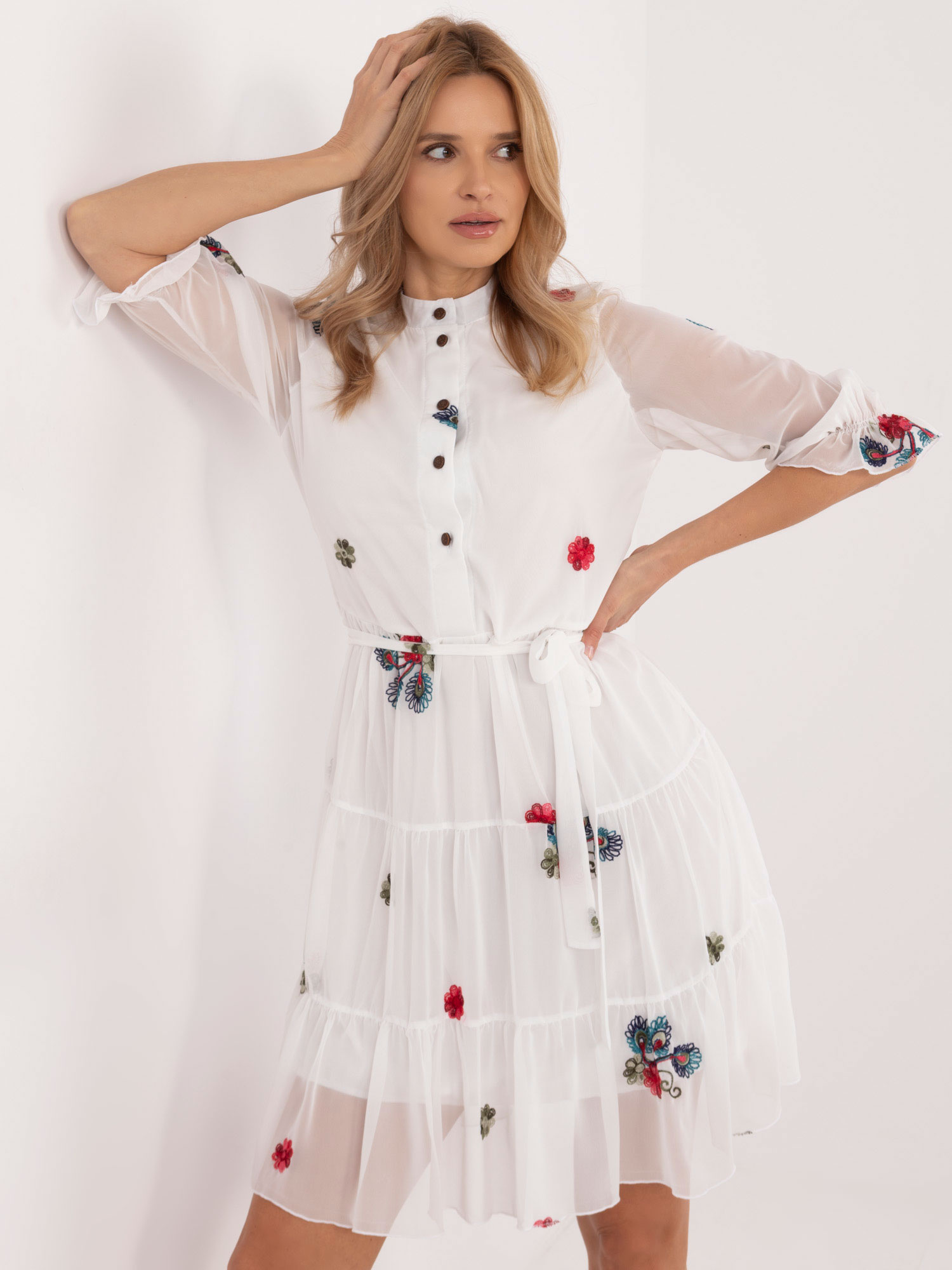 Dámske biele šaty s volánikmi a výšivkou LK-SK-509768.34-white Veľkosť: S/M