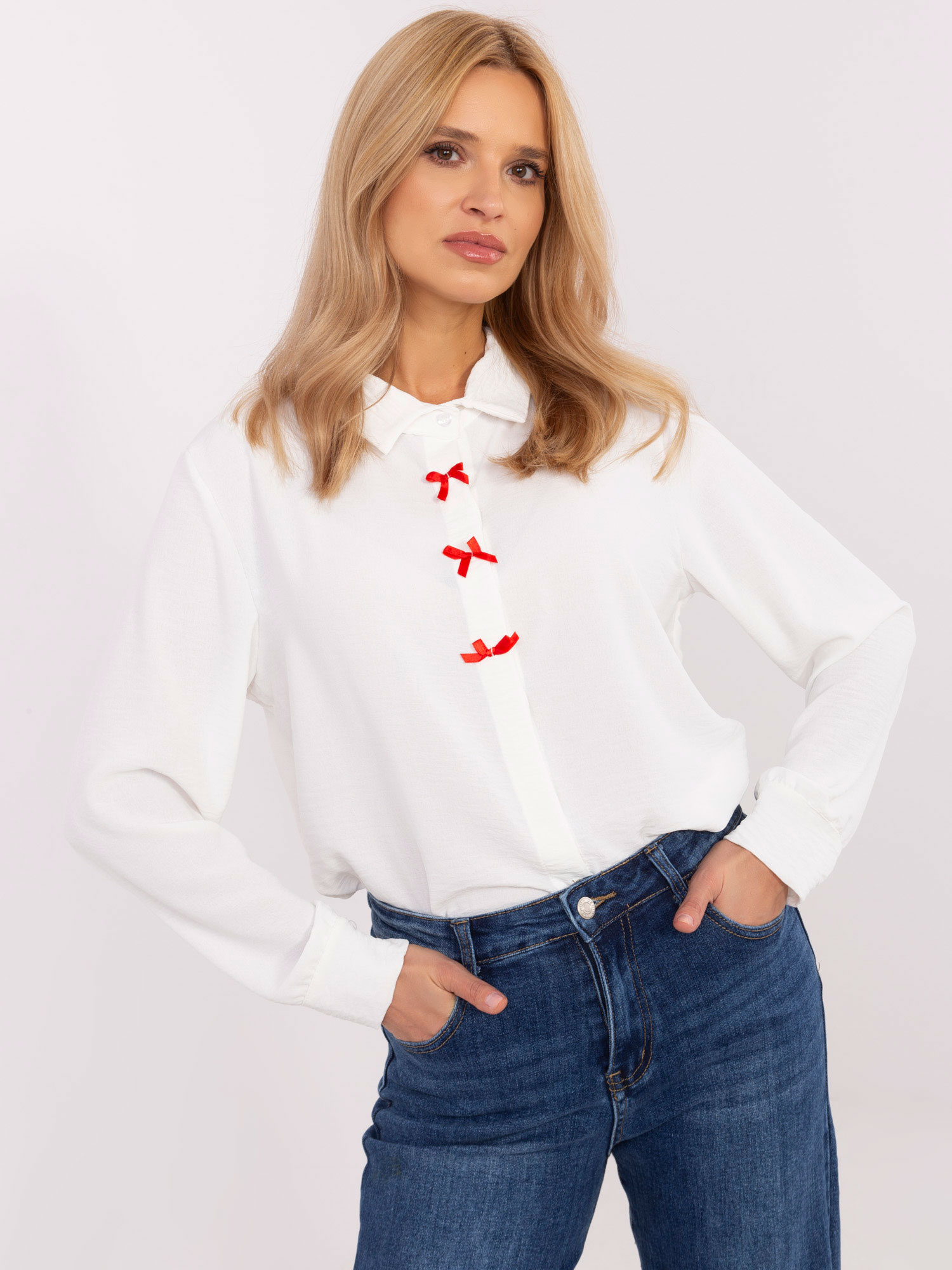 Smotanová dámska elegantná košeľa s golierom MI-KS-91540.59P-ecru Veľkosť: ONE SIZE