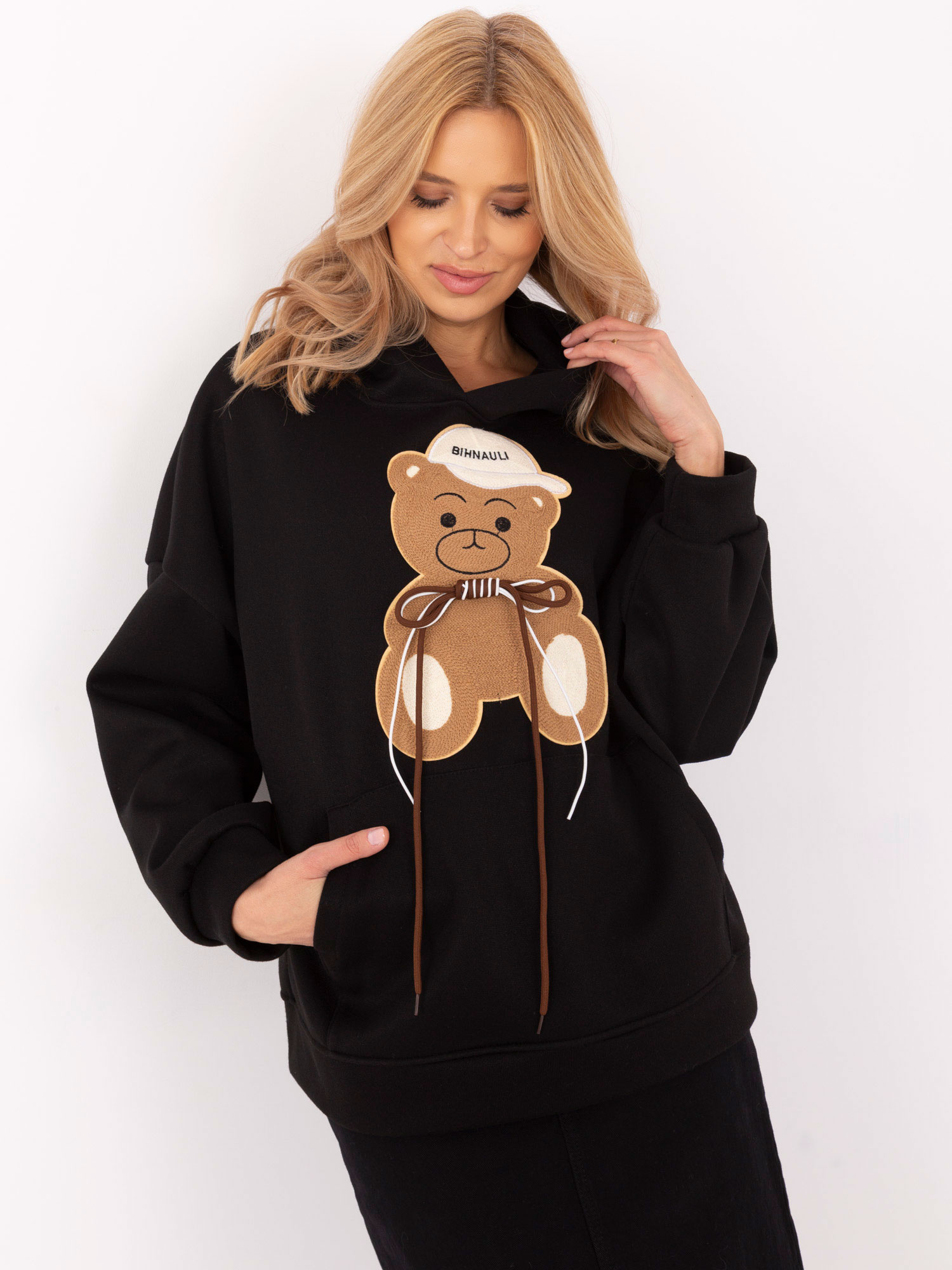Čierna dámska mikina s veľkou nášivkou medvedíka DHJ-BL-A8695.65P-black Veľkosť: ONE SIZE