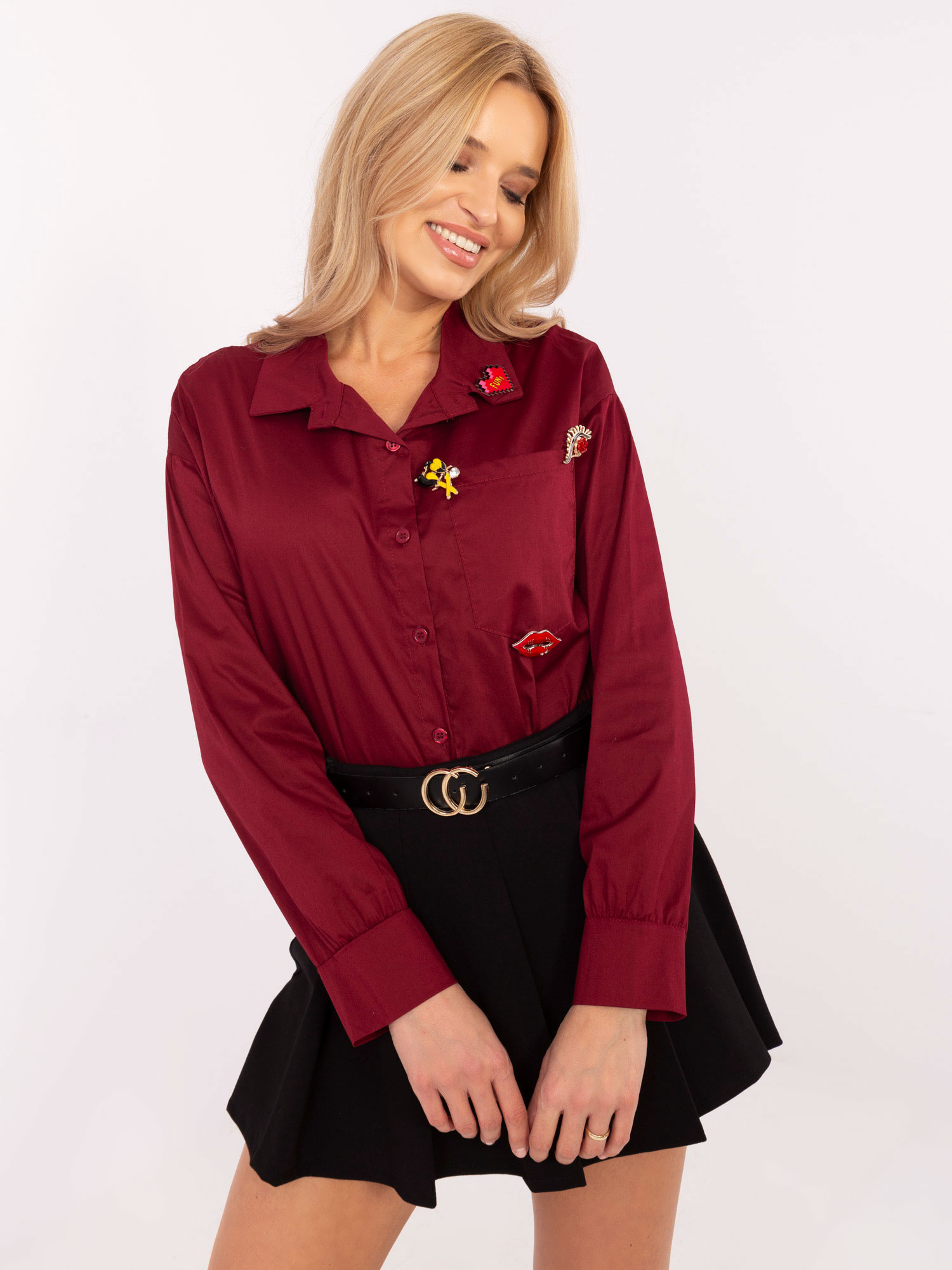 Vínová dámska oversize košeľa s odnímateľnými brošňami DHJ-KS-9230.75P-bordo Veľkosť: ONE SIZE