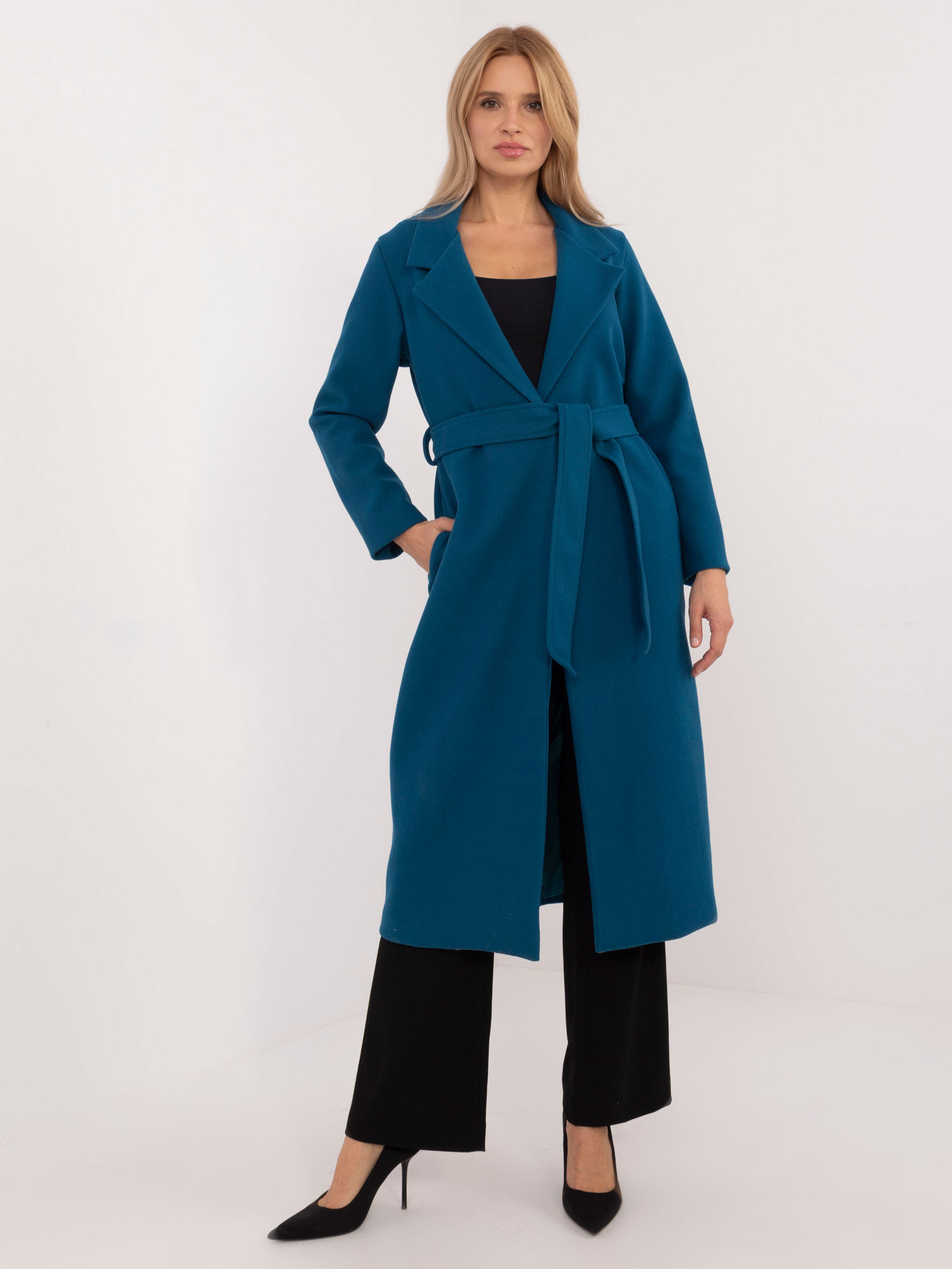 Dlhý tmavomodrý kabát s pásikom TW-PL-BI-5312-1.31-blue Veľkosť: L