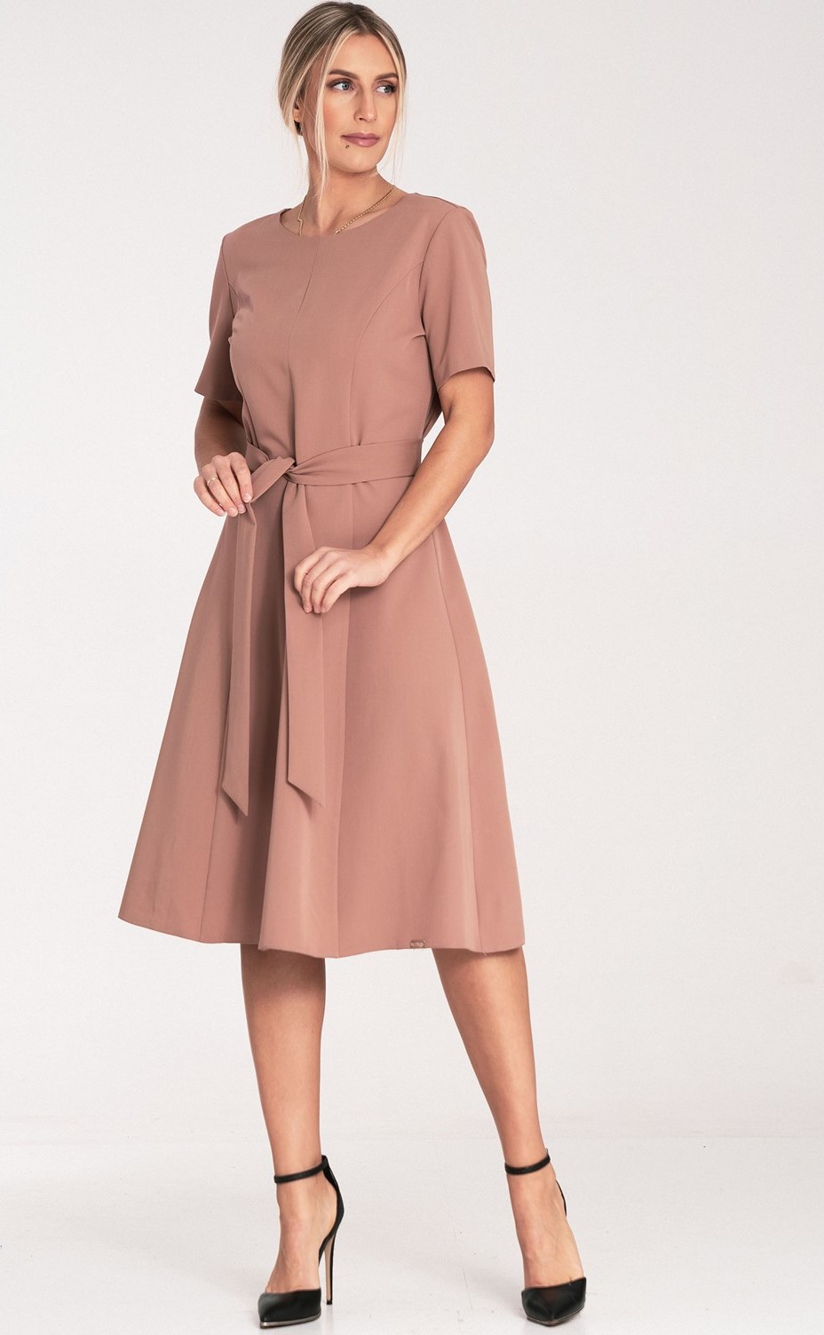 Dámske béžové midi šaty s opaskom M1069 beige Veľkosť: L