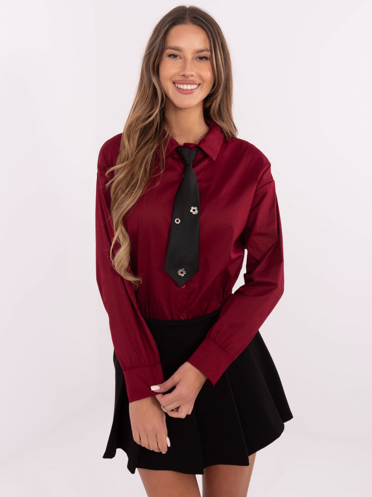 Vínová dámska košeľa s odopínacou kravatou DHJ-KS-9213.86-bordo Veľkosť: ONE SIZE