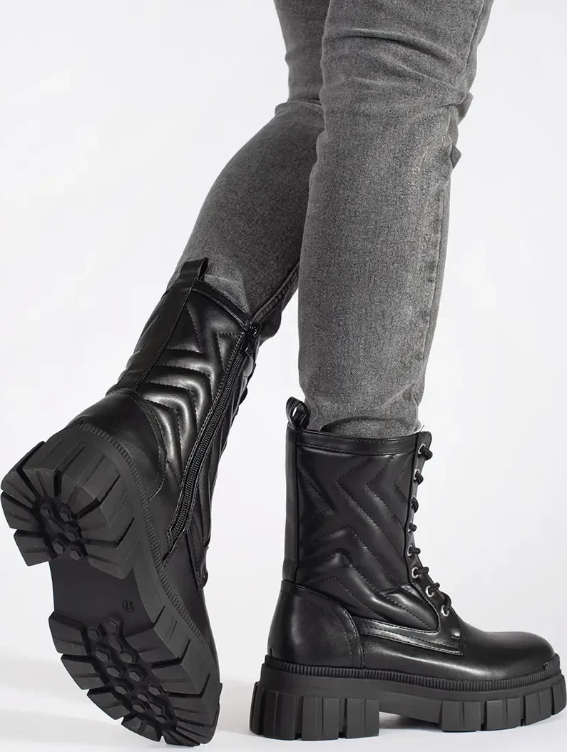 Čierne dámske členkové topánky s prešívaným vzorom ML176B Veľkosť: 38