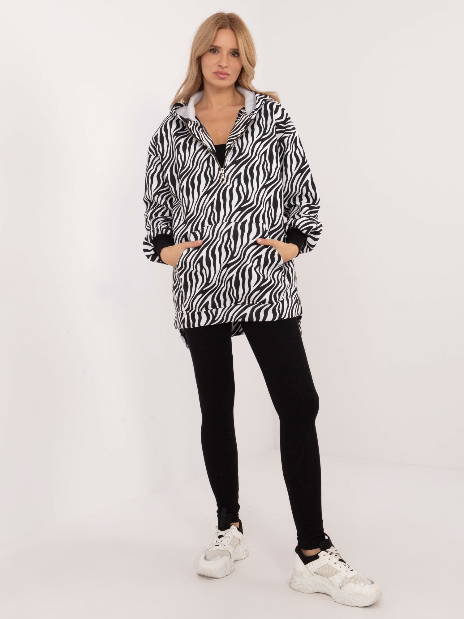 Čierno-biely trojdielny set s mikinou s potlačou EM-KMPL-966.03P-black-white Veľkosť: ONE SIZE