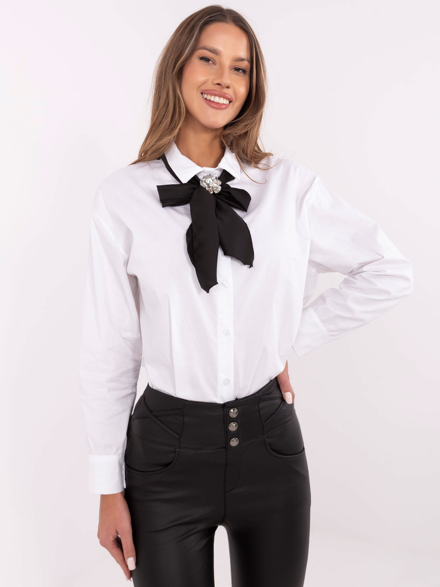Biela dámska elegantná košeľa s ozdobnou šatkou DHJ-KS-9236.92P-white Veľkosť: ONE SIZE