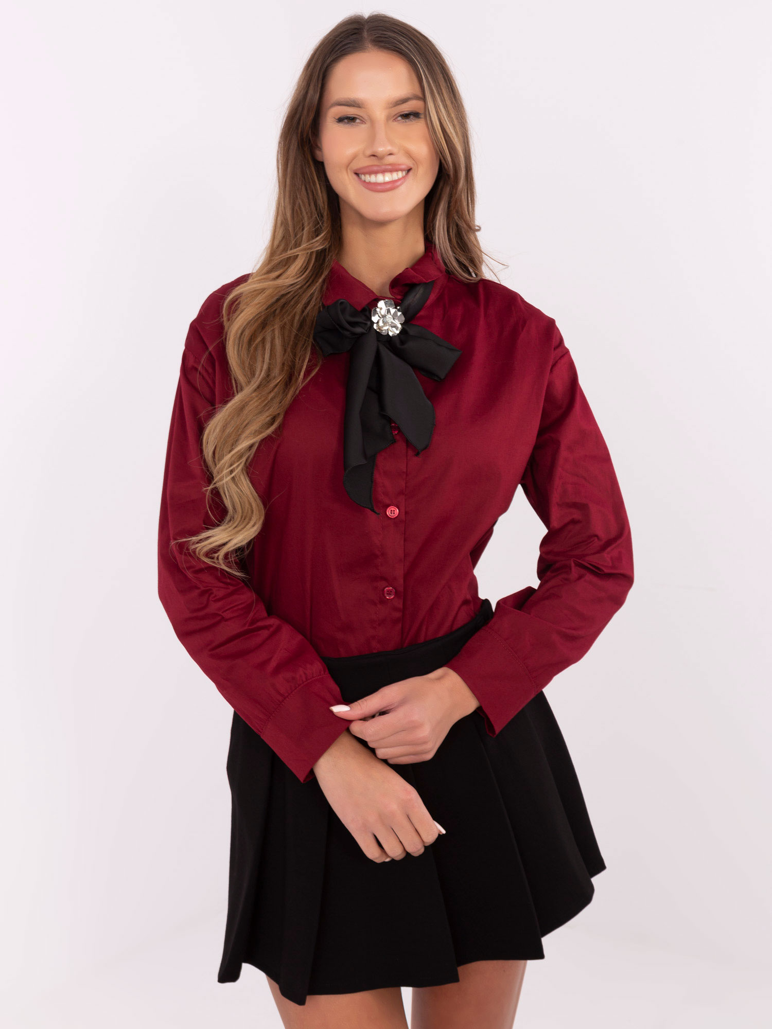 Vínová dámska elegantná košeľa s ozdobnou šatkou DHJ-KS-9236.92P-bordo Veľkosť: ONE SIZE