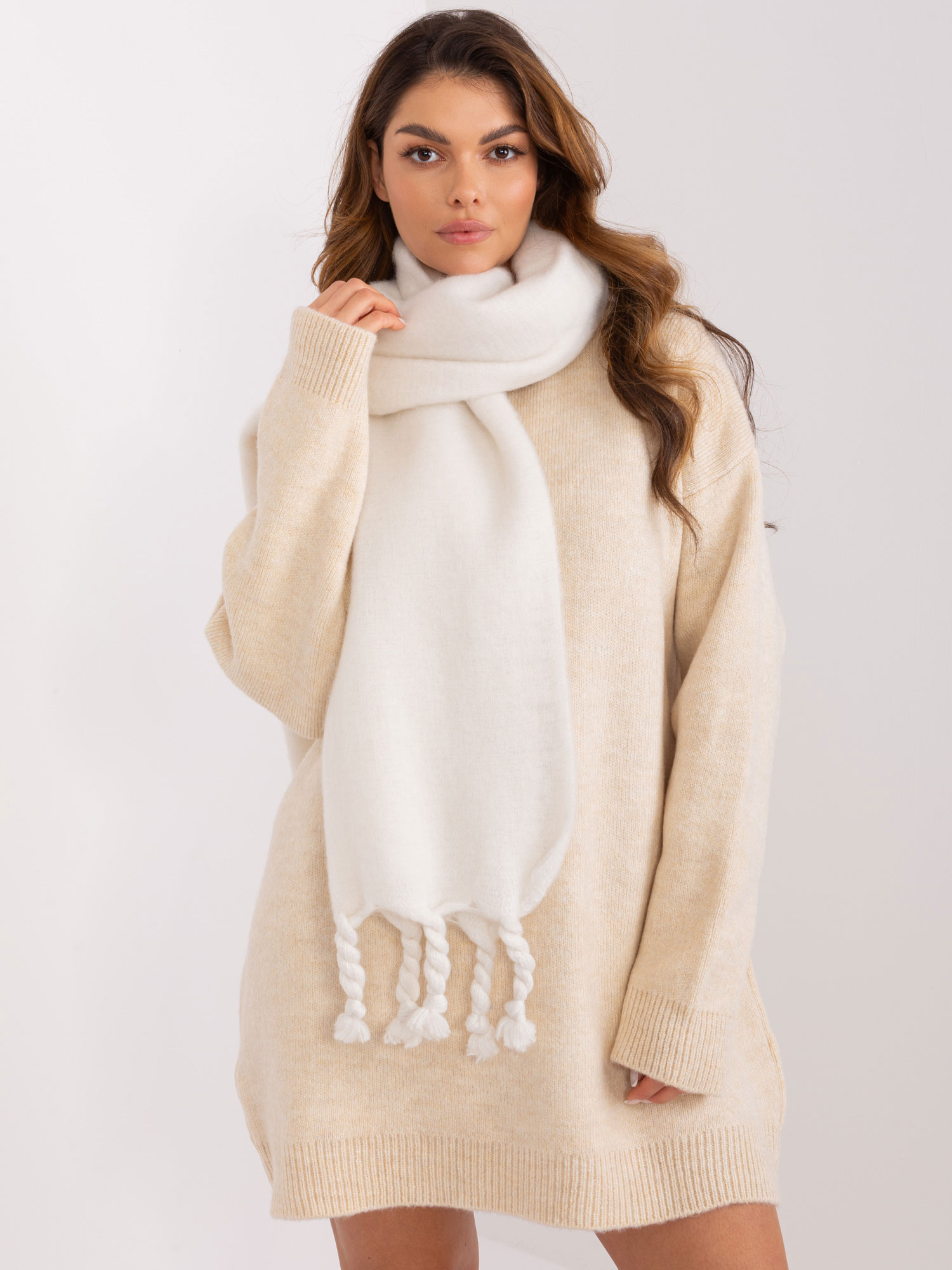 Smotanový šál so strapcami -AT-SZ-2313502.47P-ecru Veľkosť: ONE SIZE