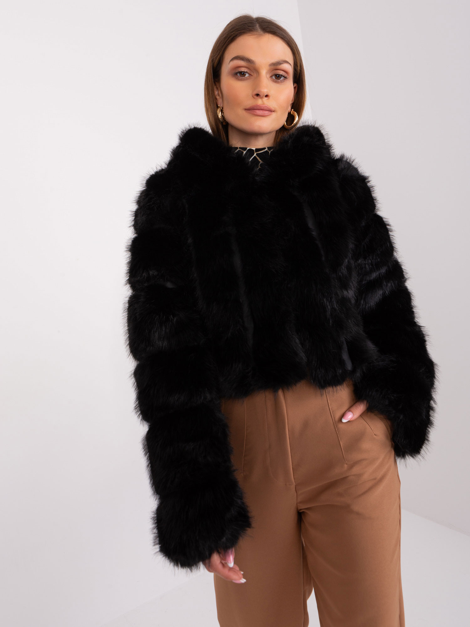 Čierny krátky kožúšok s kapucňou AT-KR-2378.97P-black Veľkosť: S/M