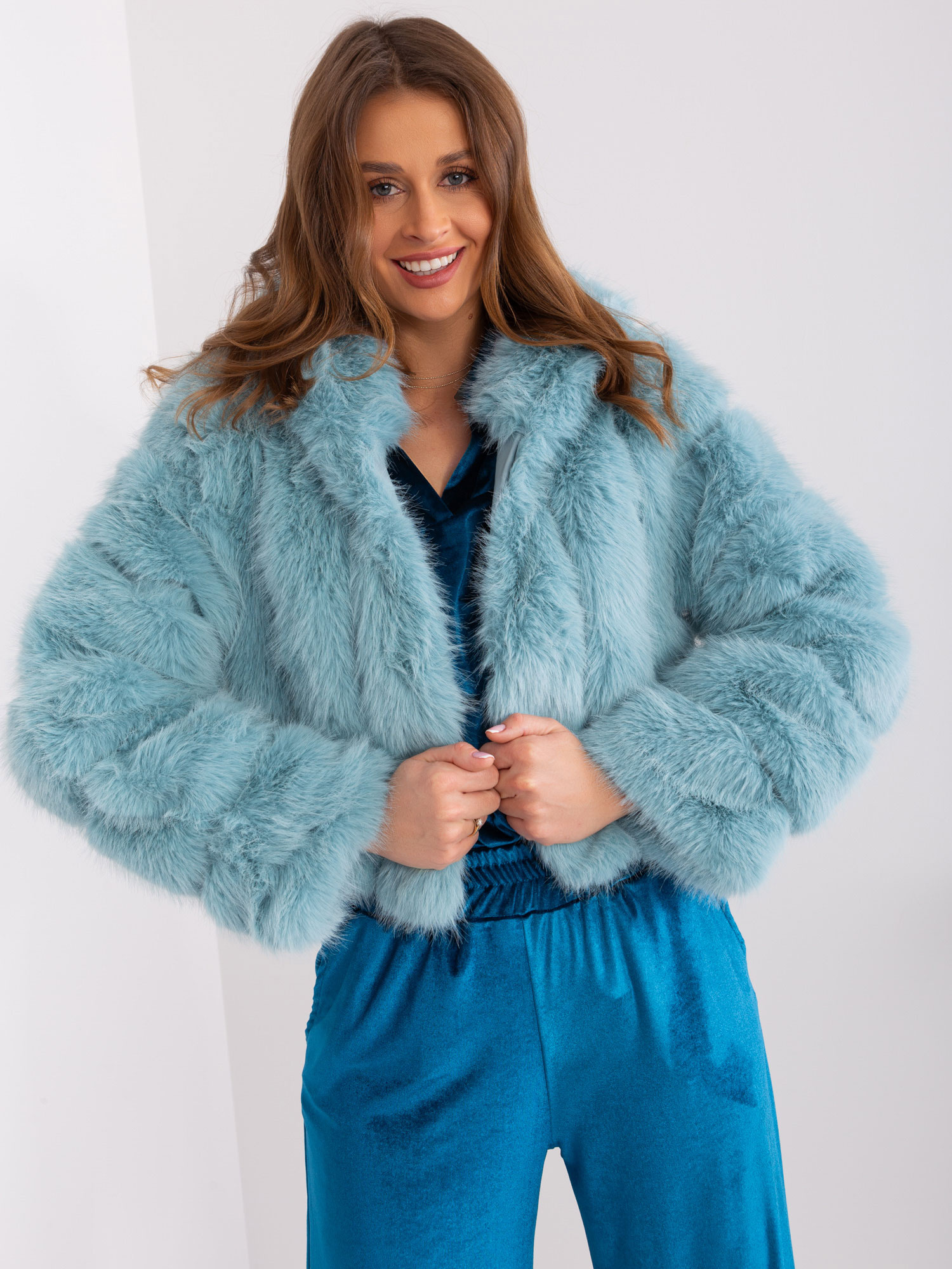 Svetlomodrý krátky kožúšok s kapucňou -AT-KR-2378.97P-mint Veľkosť: L/XL