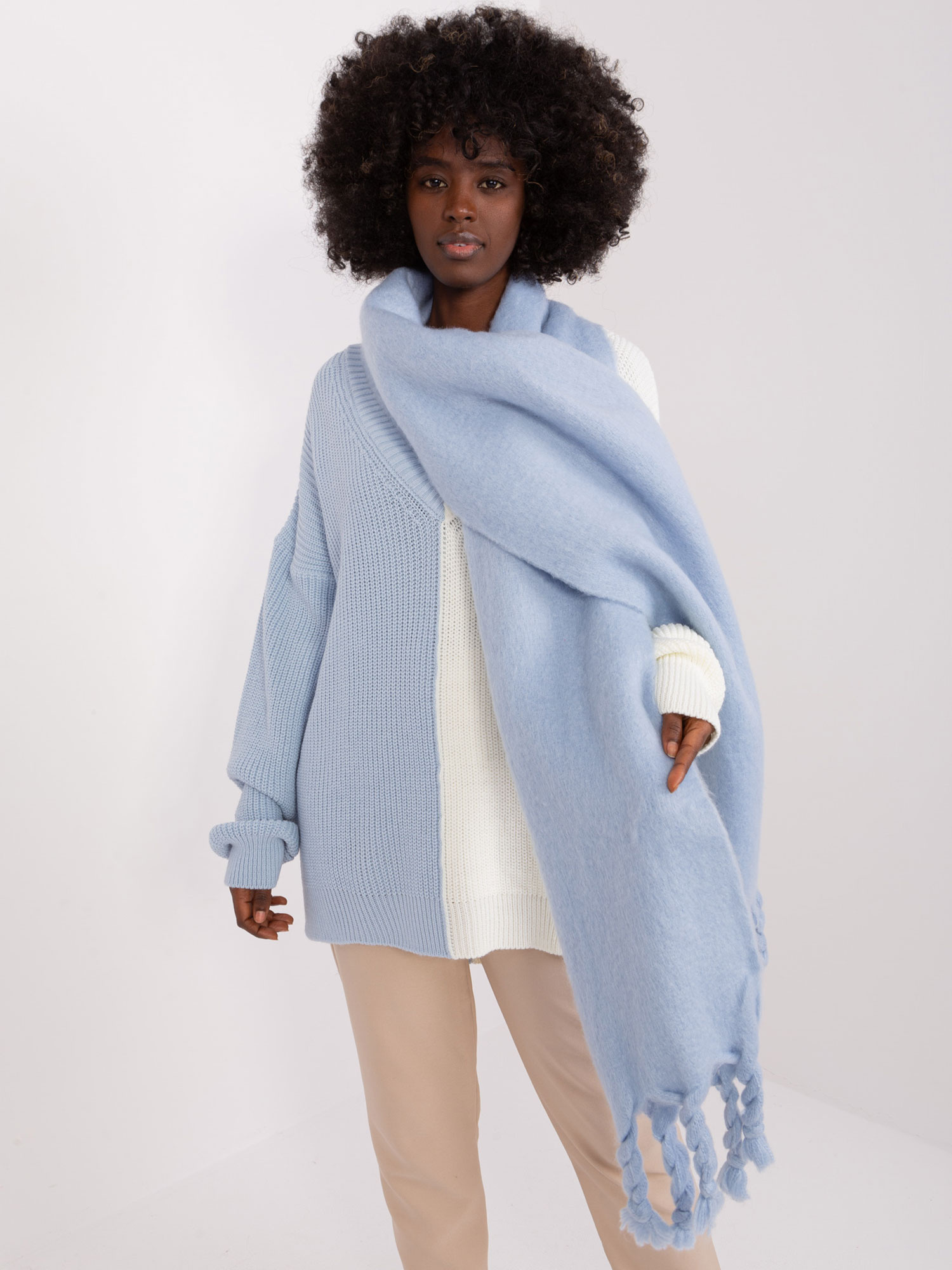 Svetlomodrý šál s vrkočmi -AT-SZ-2313502.71P-blue Veľkosť: ONE SIZE