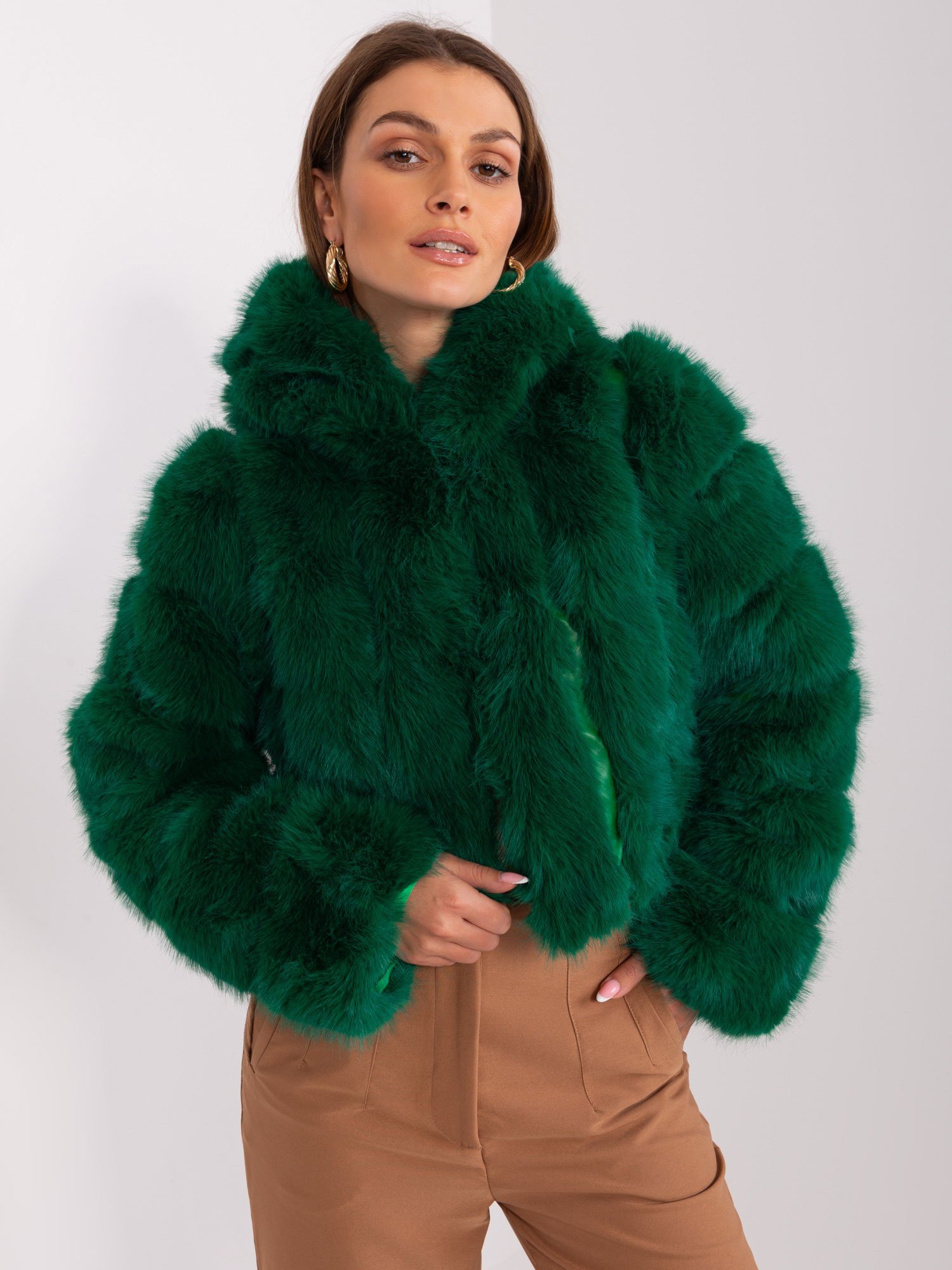 Tmavozelený krátky kožúšok s kapucňou AT-KR-2378.96P-dark green Veľkosť: L/XL