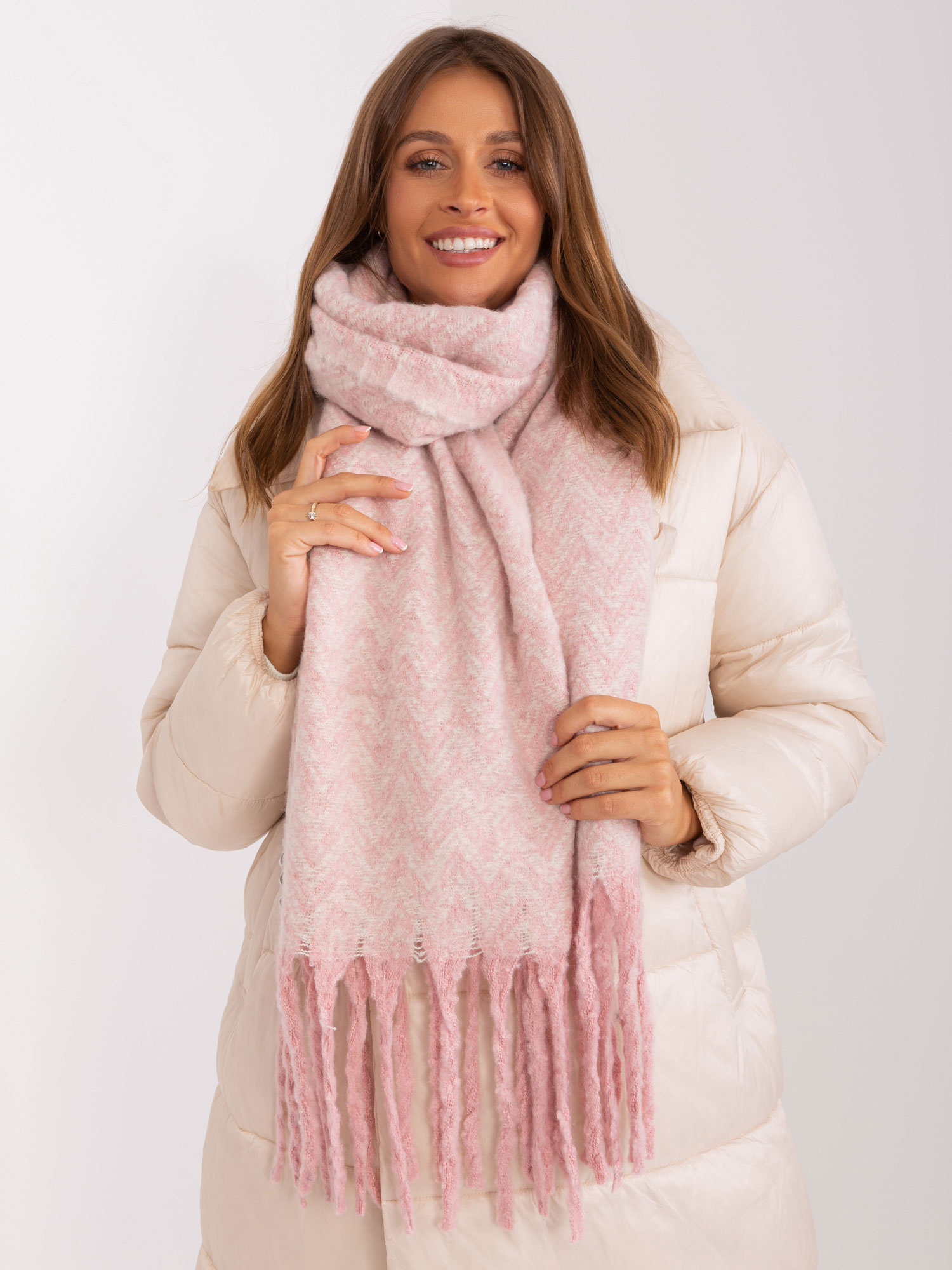 Svetloružový vzorovaný šál so strapcami AT-SZ-23125.75-light pink Veľkosť: ONE SIZE