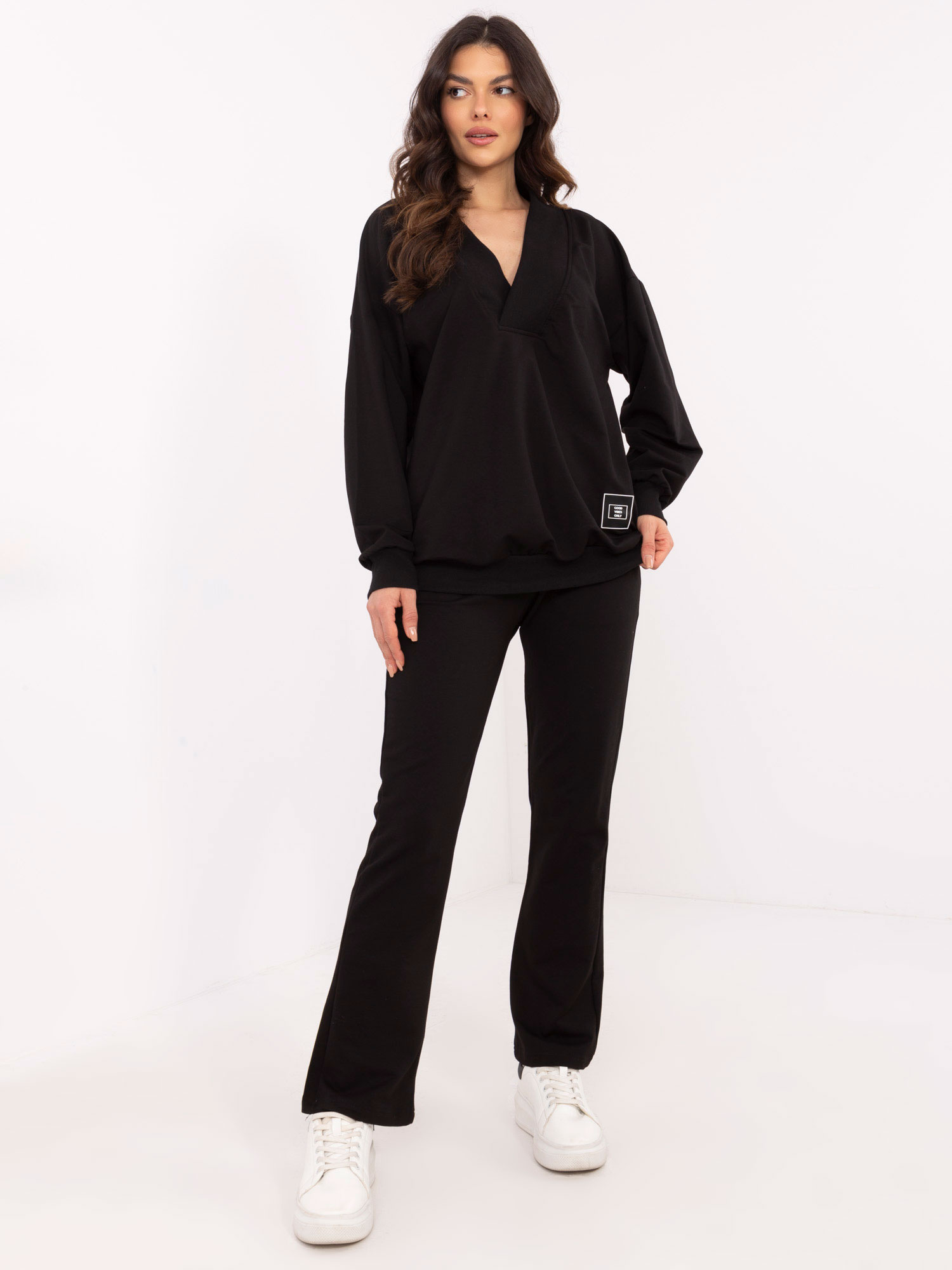 Čierna dámska tepláková súprava s výstrihom do V EM-KMPL-846.97-black Veľkosť: ONE SIZE