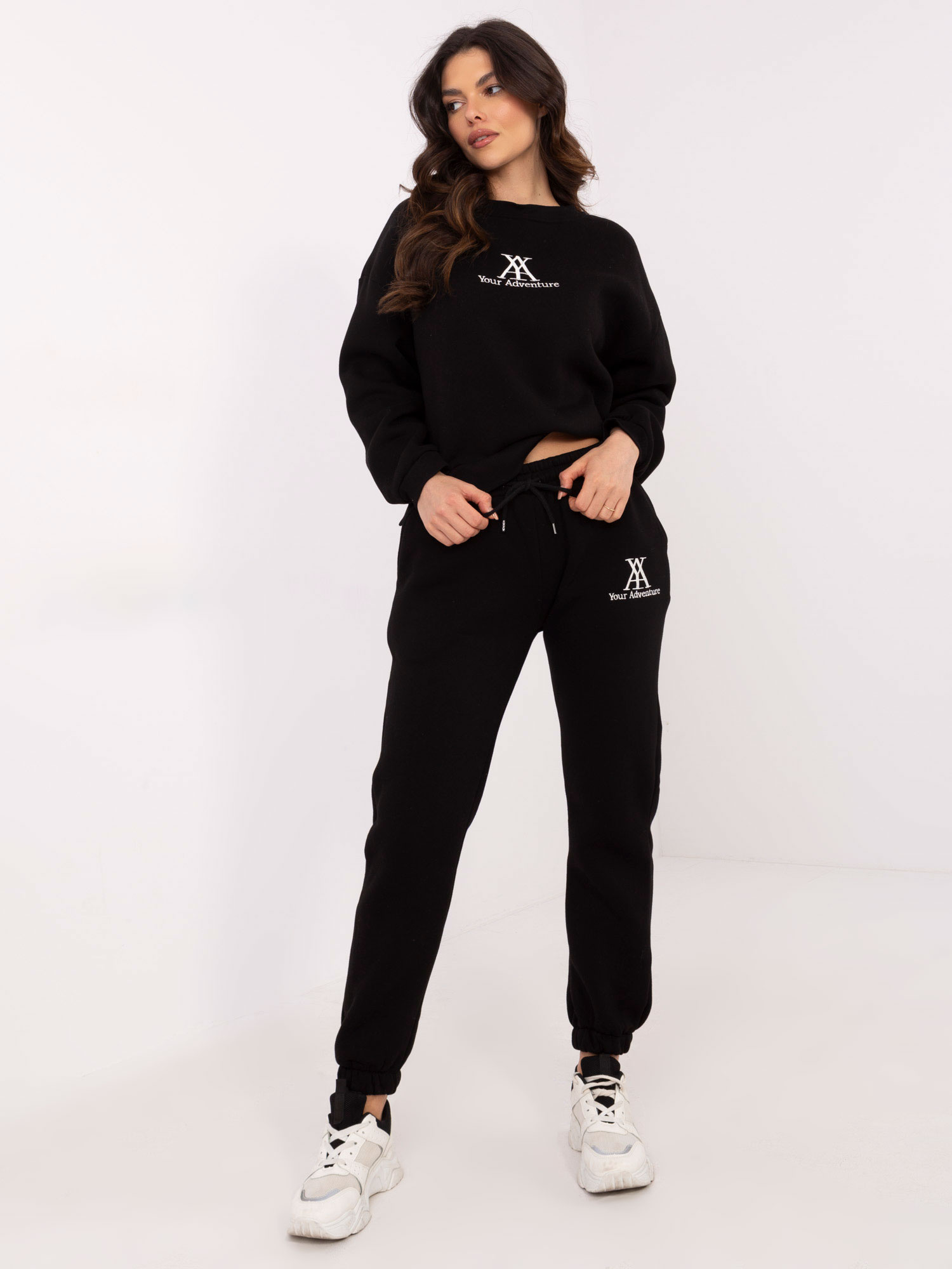 Čierna dámska zateplená tepláková súprava s nápismi EM-KMPL-871.71-black Veľkosť: ONE SIZE