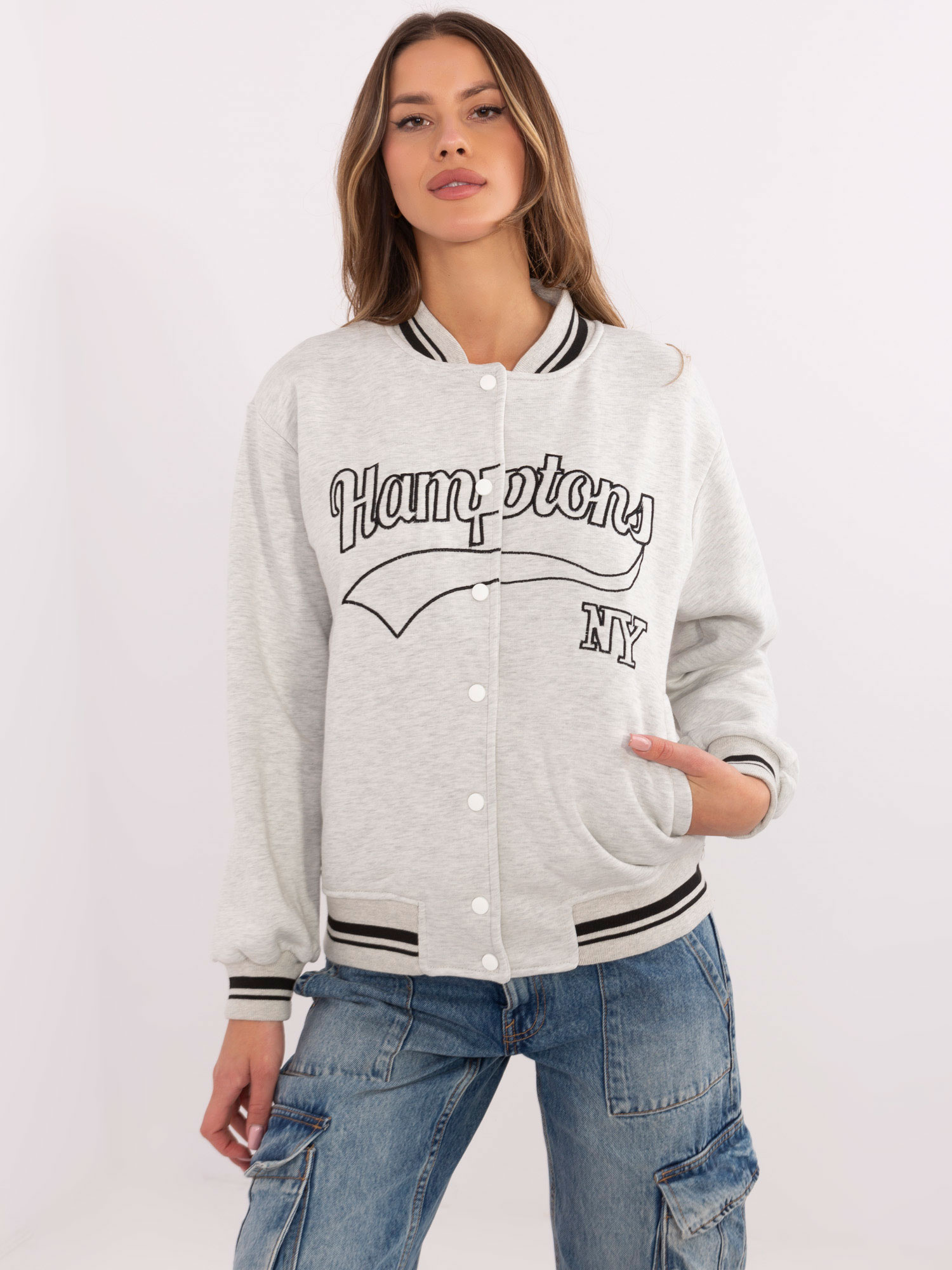 Svetlosivá dámska bomber mikina s výšivkou EM-BL-895.13X-light grey Veľkosť: ONE SIZE