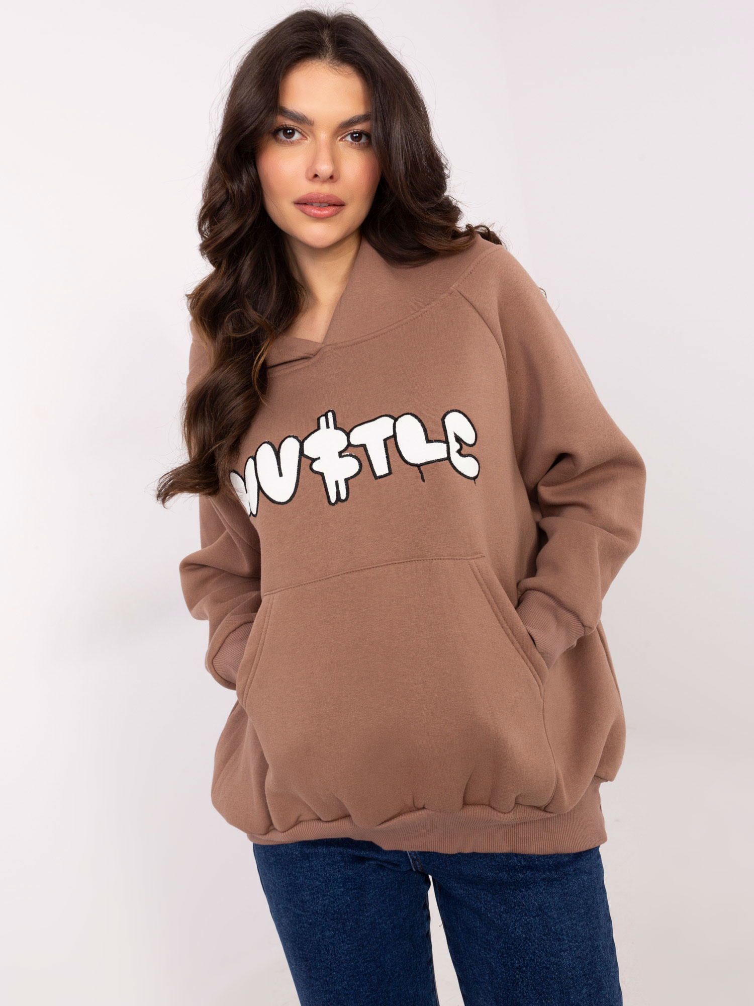 Hnedá dámska mikina s klokaním vreckom EM-BL-881.16-brown Veľkosť: ONE SIZE