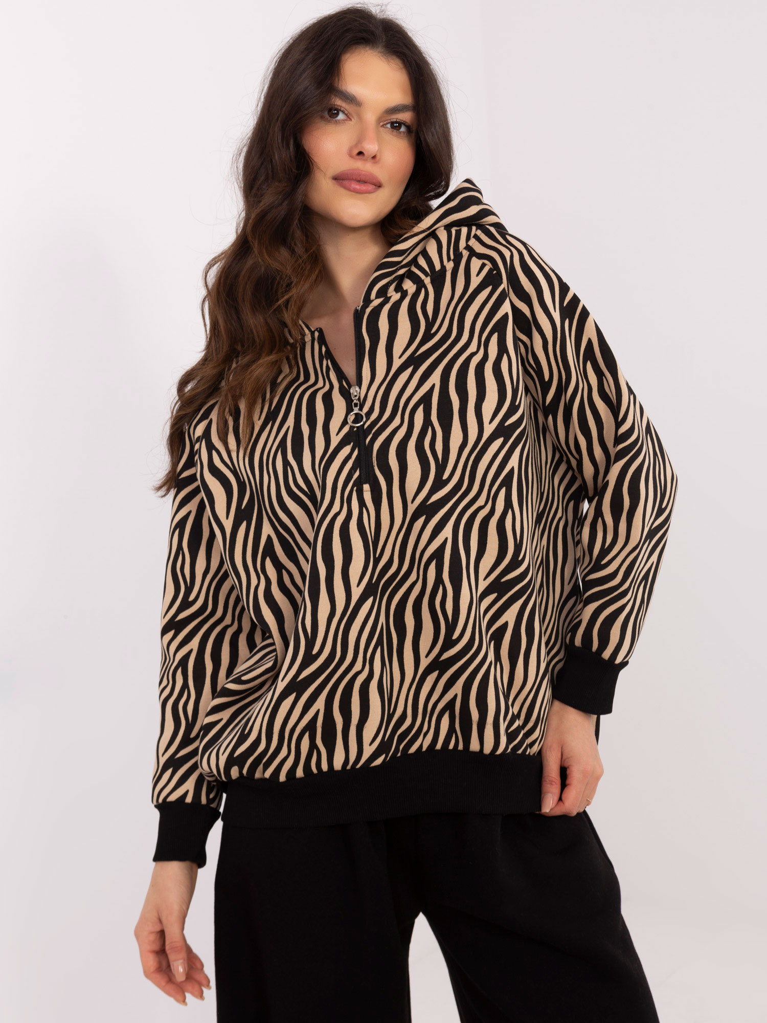 Béžovo-čierna dámska mikina s polovičným zipsom EM-BL-875.27-camel Veľkosť: ONE SIZE