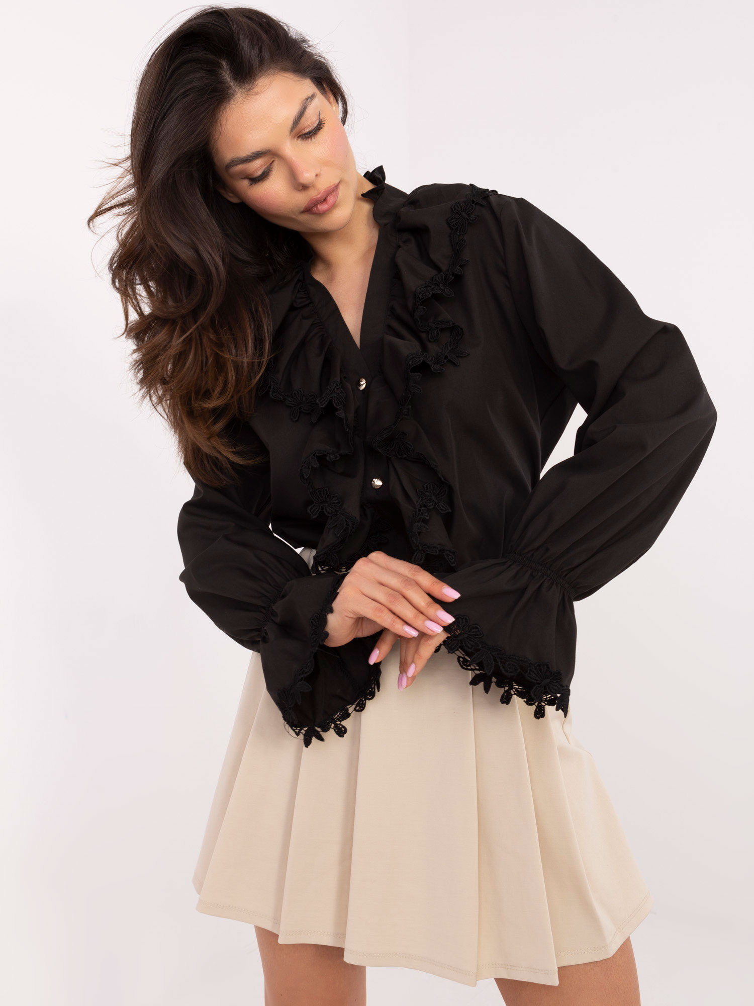 Čierna dámska košeľa s volánmi LK-KS-509519.85-black Veľkosť: L/XL
