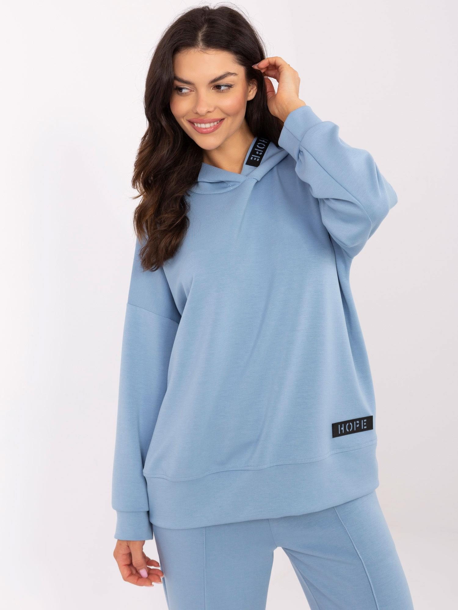 Modrá dámska mikina s kapucňou a nášivkami DHJ-BL-20522.89-blue Veľkosť: ONE SIZE